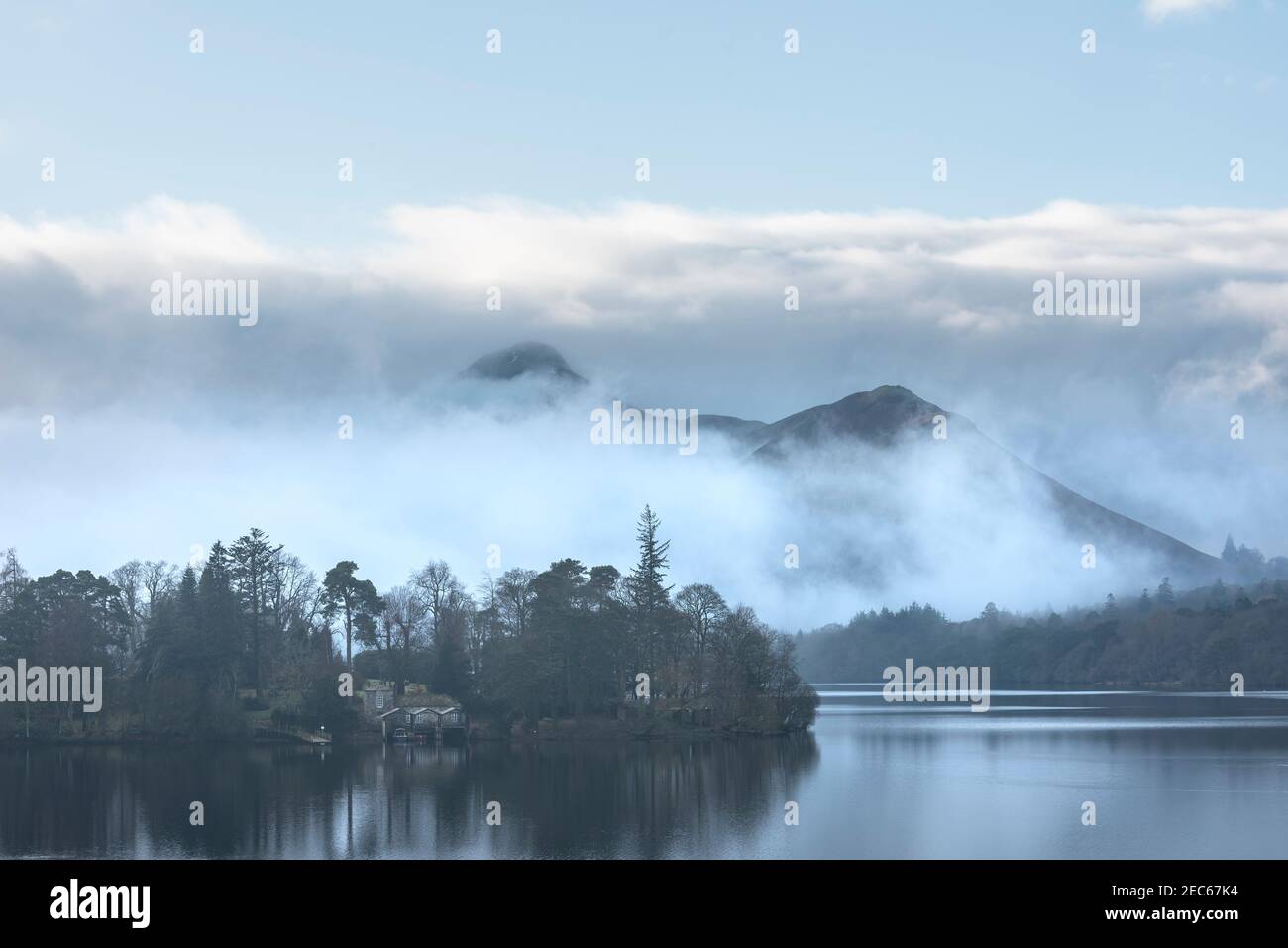 Image de paysage épique regardant à travers Derwentwater dans Lake District vers Catbells a enneigé la montagne avec un épais brouillard qui se balade dans la vallée Banque D'Images