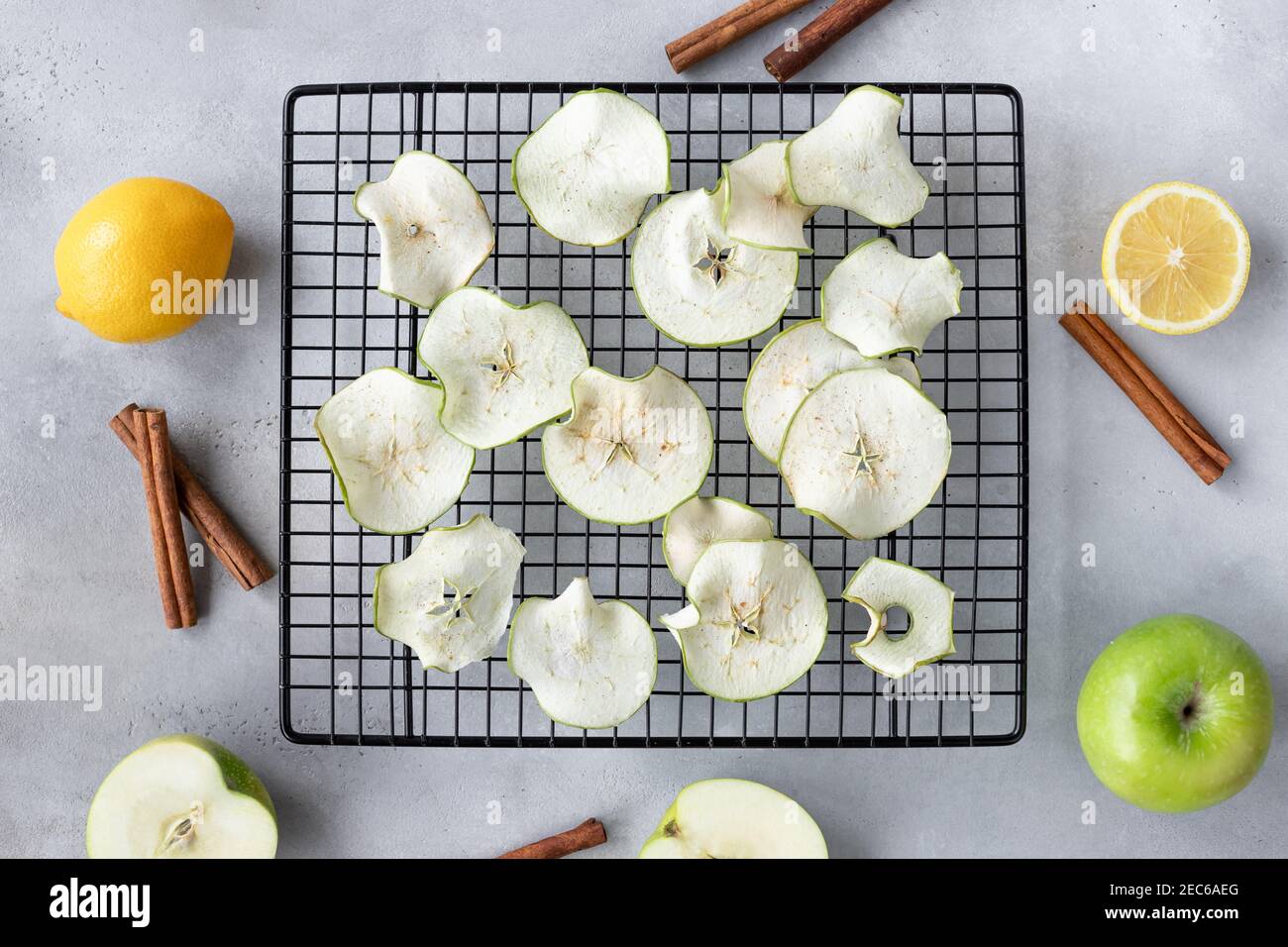 composition de la couche plate avec des chips de pomme déshydratées, des pommes, des citrons et des bâtons de cannelle Banque D'Images