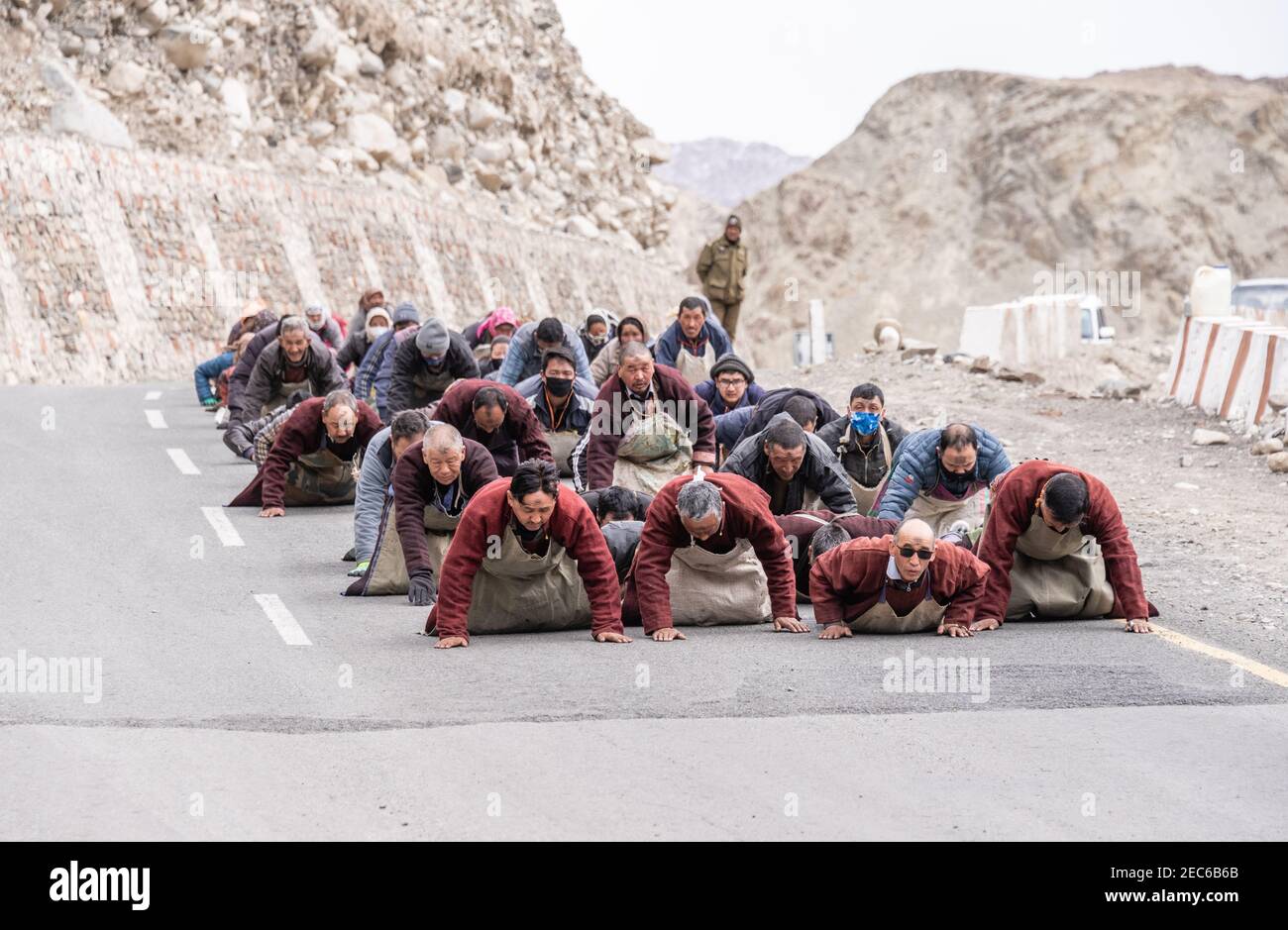 Pèlerins sur la route du monastère d'Alchi, Ladakh Banque D'Images