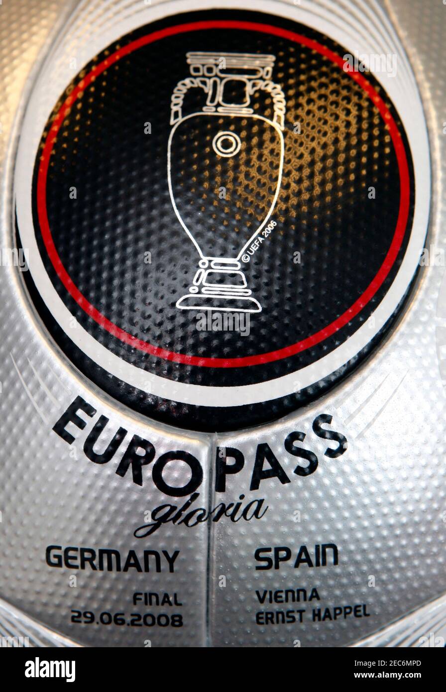 Football - le ballon officiel de match de l'UEFA Euro 2008 pour la finale -  Vienne - 28/6/08 le ballon de match Adidas Europass 'Gloria' à utiliser  pour la finale crédit obligatoire: