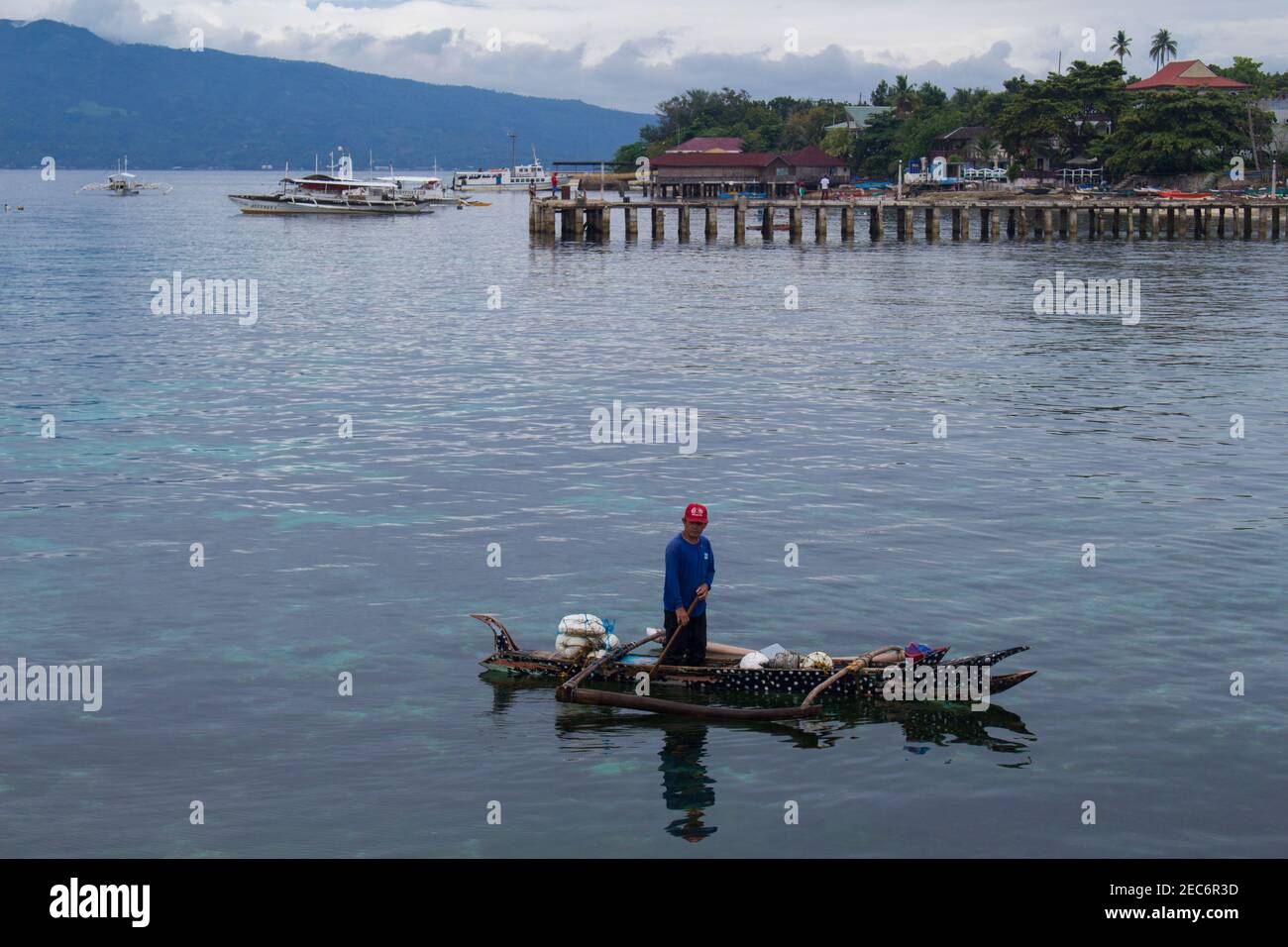 7 mars 2017 - Cebu, Philippines : pêcheur en bateau traditionnel en bois près de la jetée. Filippino pêcheur en mer. Bateau design requin-baleine. Pinoy peuple da Banque D'Images