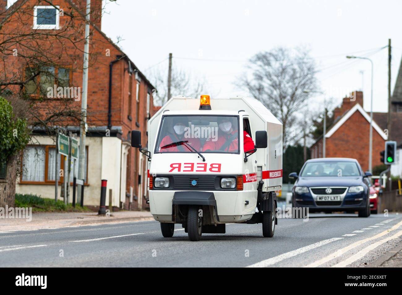 Blakedown, Worcs. 13 février 2021. La société d'événements de Worcestershire Decanter bars s'est associée à un pub du village pour créer un moyen amusant de livrer de la bière aux buveurs locaux. Le pub Swan de Blakedown, dans le Worcestershire, dispose d'une équipe d'opérateurs d'aide à la soif qui se rendent dans des maisons pré-réservées dans la localité pour servir de la vraie bière dans un Piaggio APE réaménagé - le Beerbulance. Le véhicule distinctif lors de sa première « urgence » de la journée. Crédit : Peter Lophan/Alay Live News Banque D'Images