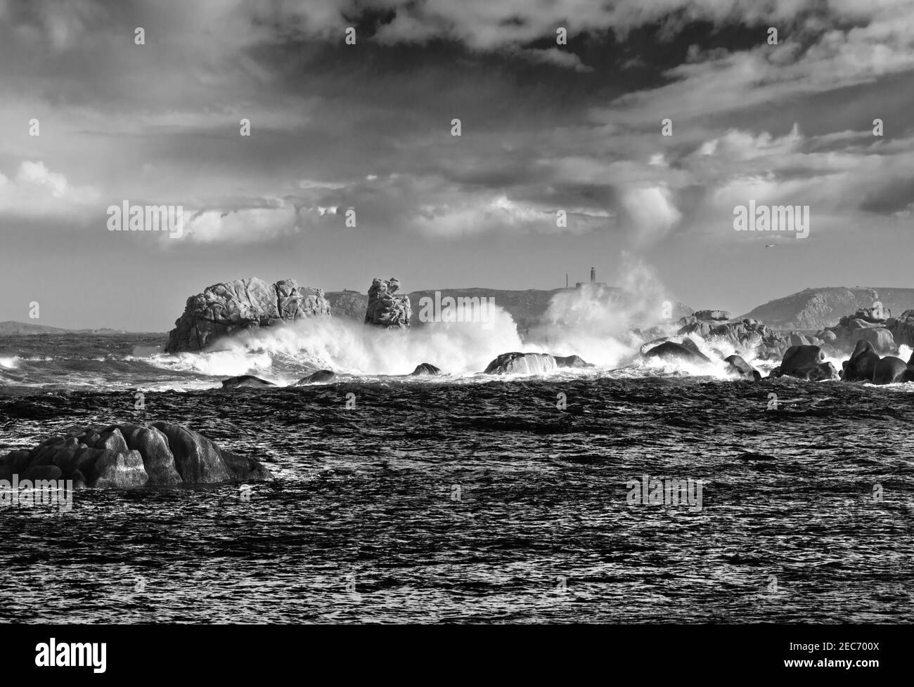 Niveaux de gris. Vue sur le printemps de la côte de Tregastel (entre Perros-Guirec et Pleumeur-Bodou, Bretagne, France). La côte de granit rose. Banque D'Images