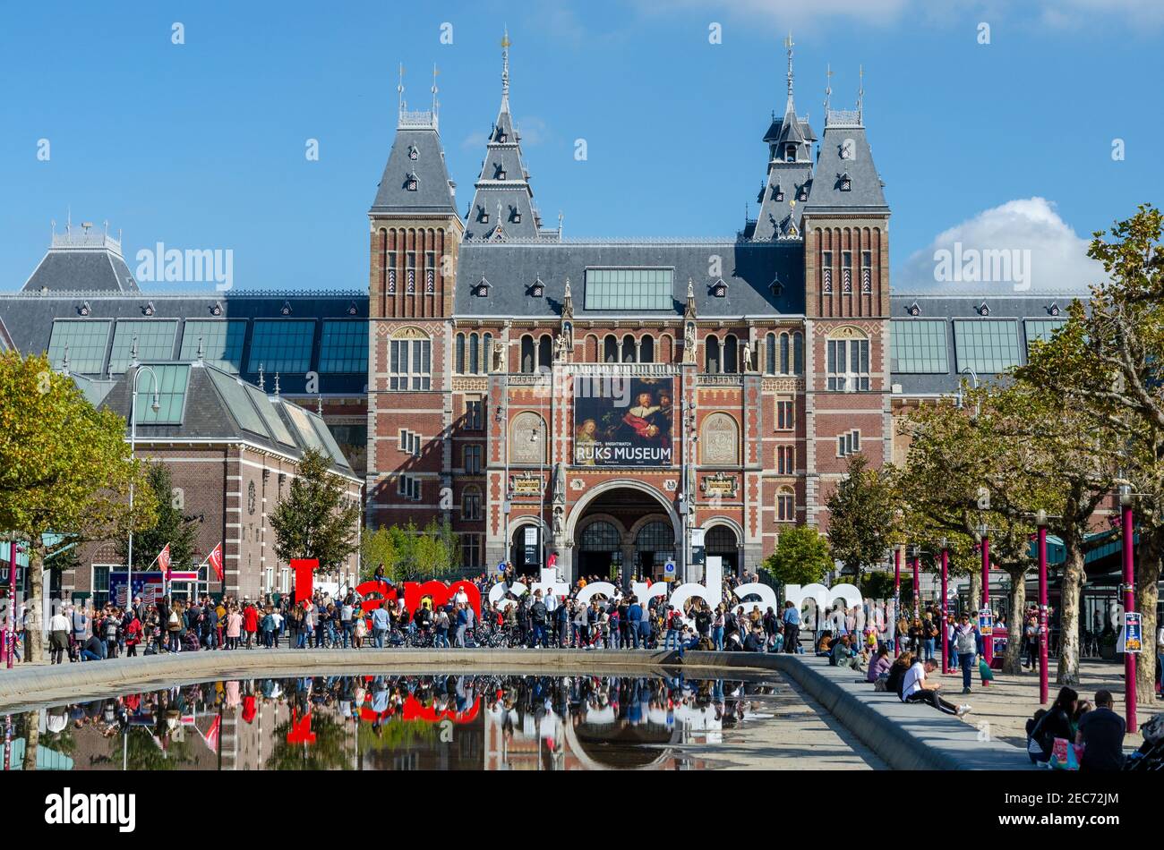 Les gens en face de tne Rijksmuseum et I amsterdam signe. Le Rijksmuseum est un musée national néerlandais dédié aux arts et à l'histoire d'Amsterdam. Banque D'Images