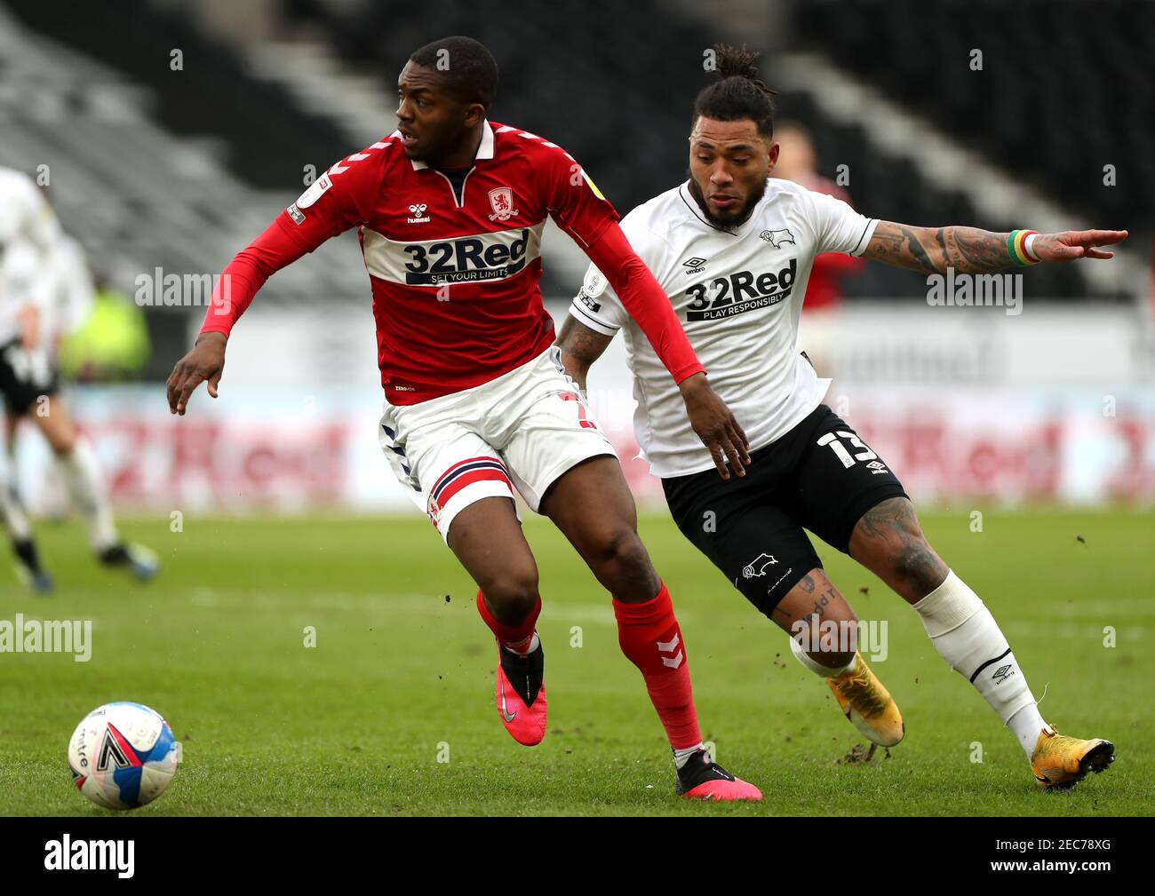 Anfernee Dijksteel de Middlesbrough (à gauche) et Colin Kazim-Richards du comté de Derby se battent pour le ballon lors du match de championnat Sky Bet au stade Pride Park, Derby. Date de la photo: Samedi 13 février 2021. Banque D'Images