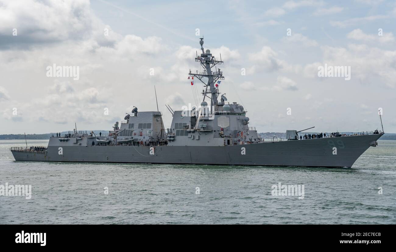 L'US Navy, le destroyer de classe Arleigh Burke USS Farragut (DDG 99), en arrivant à Portsmouth, Royaume-Uni le 23 avril 2018. Banque D'Images