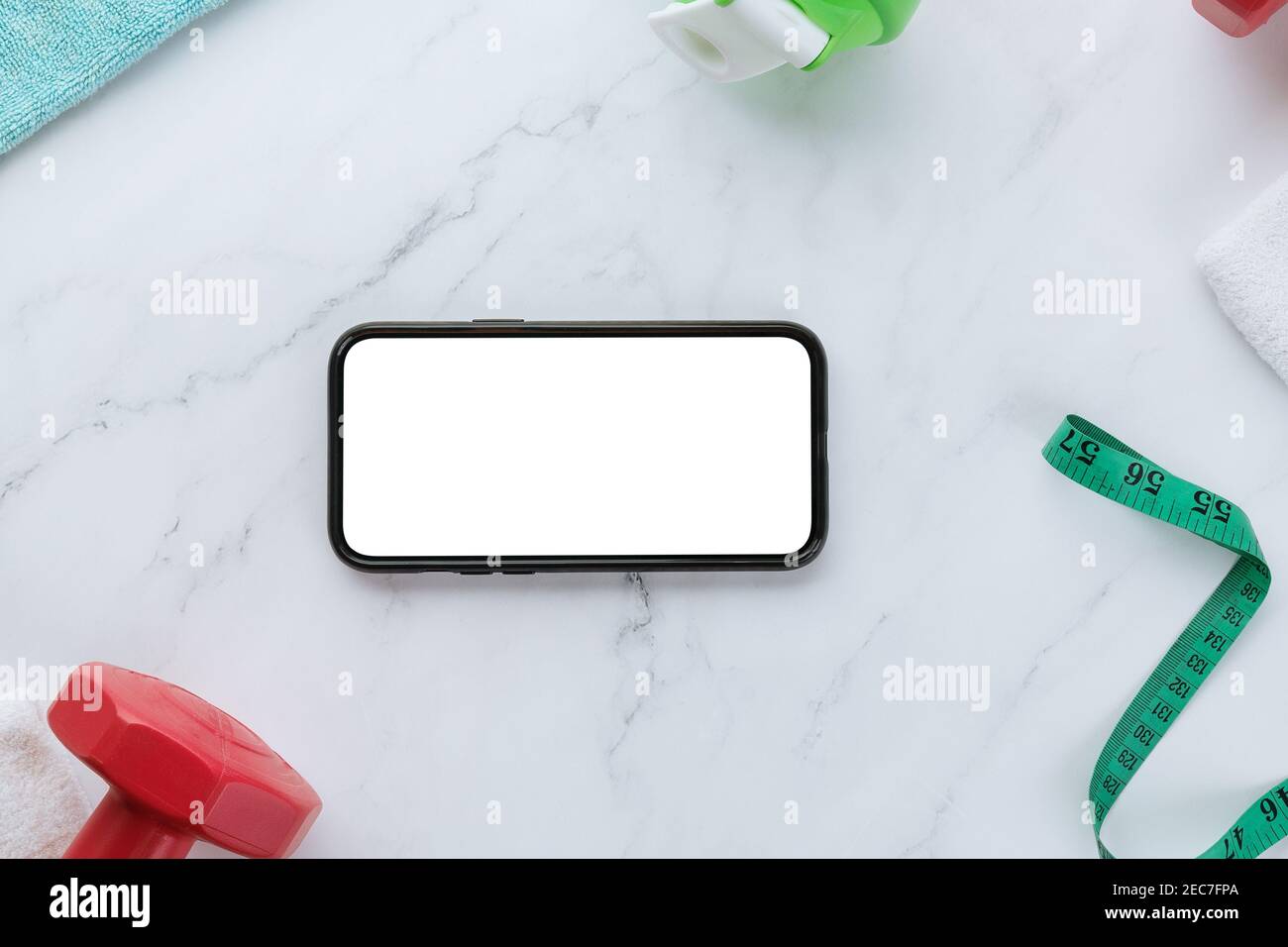 Smartphone avec écran vierge et équipements de fitness sur fond de marbre blanc. Sport Flat Lay, style de vie sain et concept de régime. Banque D'Images Smartphone avec écran vierge et équipements de fitness sur fond de marbre blanc. Sport Flat Lay, style de vie sain et concept de régime. Banque D'Images