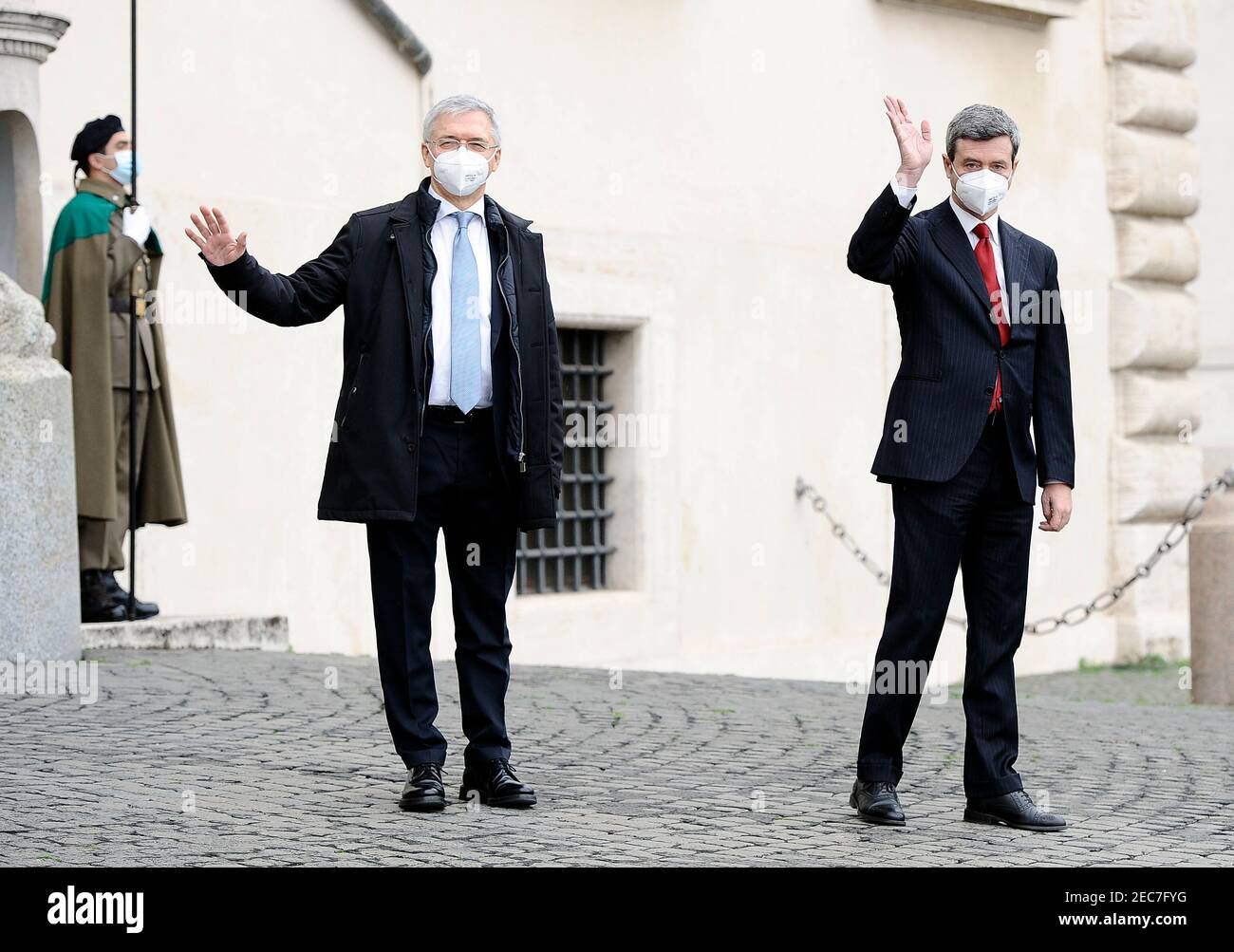 Rome, Italie. 13 février 2021. Daniele Franco et Andrea Orlando, respectivement nommés ministre de l'économie et ministre du travail dans le nouveau gouvernement de Mario Draghi, quittent le Quirinale après la cérémonie d'assermentation crédit: Independent photo Agency/Alay Live News Banque D'Images