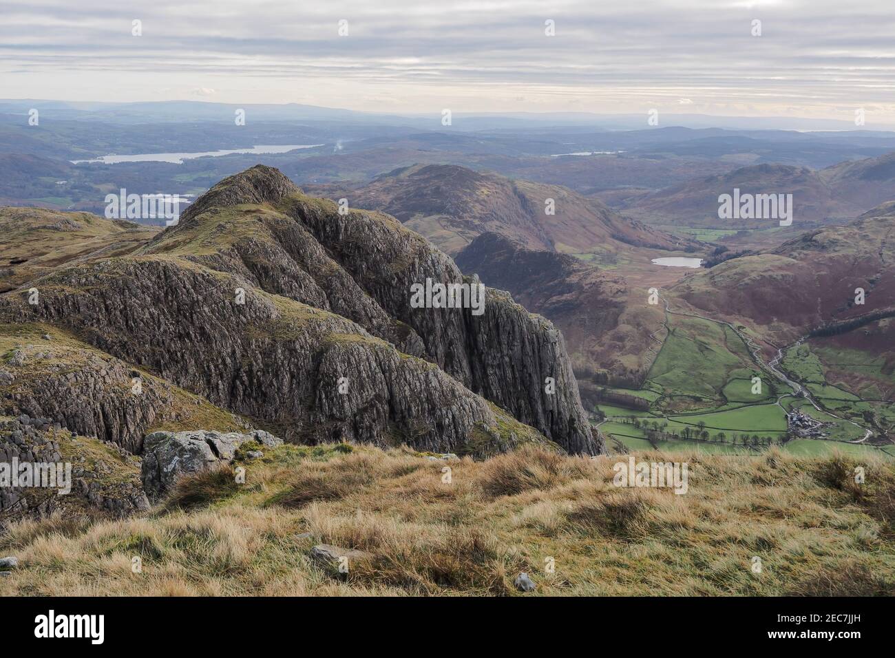Crag de Loft de Pike of Stickle avec Blea Tarn, Langdale Pikes, Lake District Banque D'Images