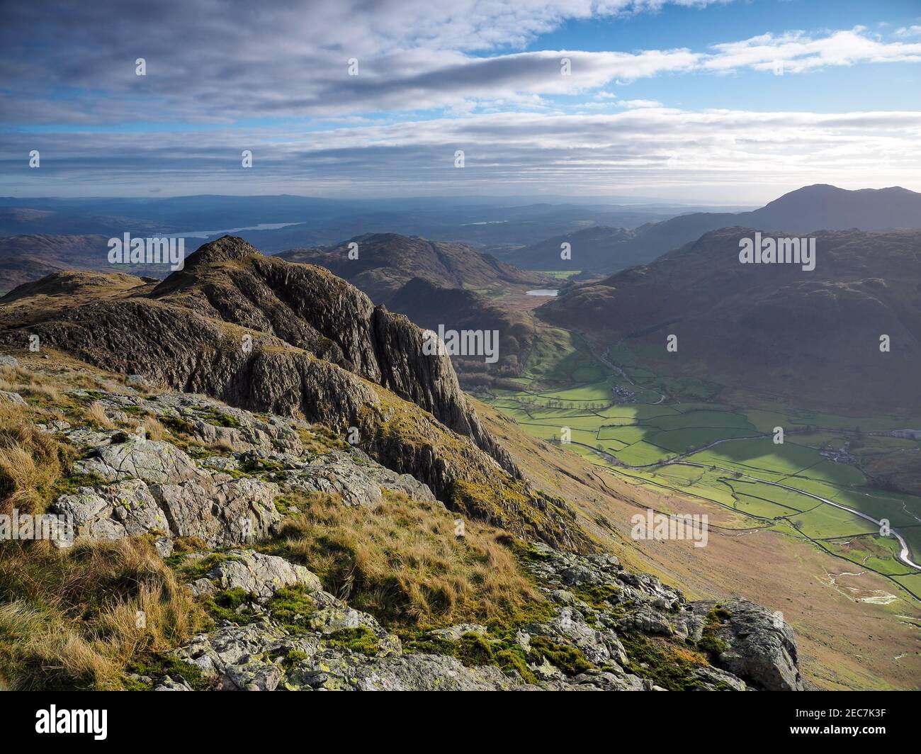 Crag de Loft de Pike of Stickle avec Blea Tarn, Langdale Pikes, Lake District Banque D'Images