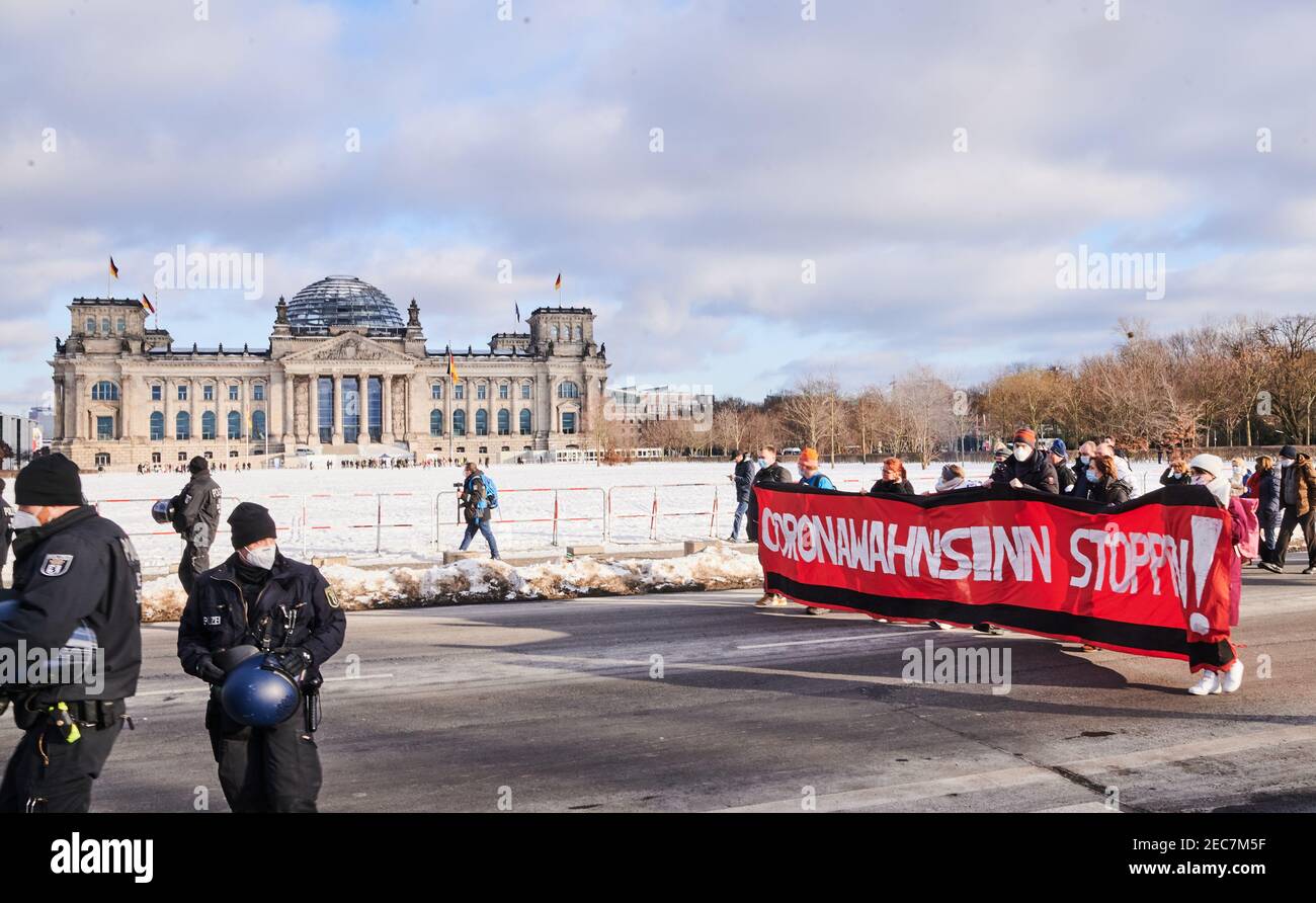 Berlin, Allemagne. 13 février 2021. 'Top Corona Madness' est écrit sur la bannière tenue par les manifestants devant le Reichstag sur leur chemin vers le bureau du chancelier. Credit: Annette Riedl/dpa/Alay Live News Banque D'Images