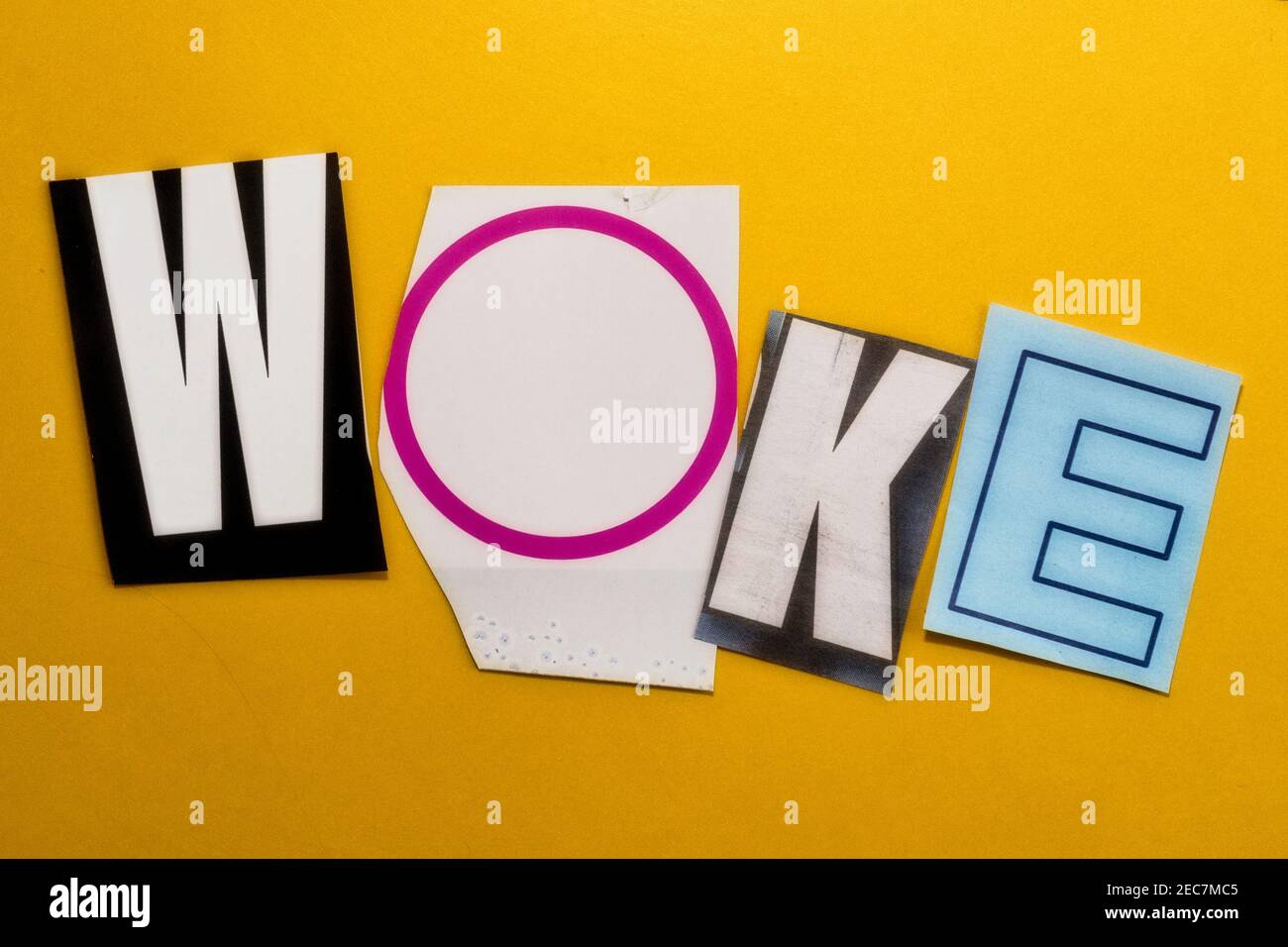 Le mot « WOKE » en utilisant des lettres en papier découpées dans la rançon typographie d'effet de note Banque D'Images