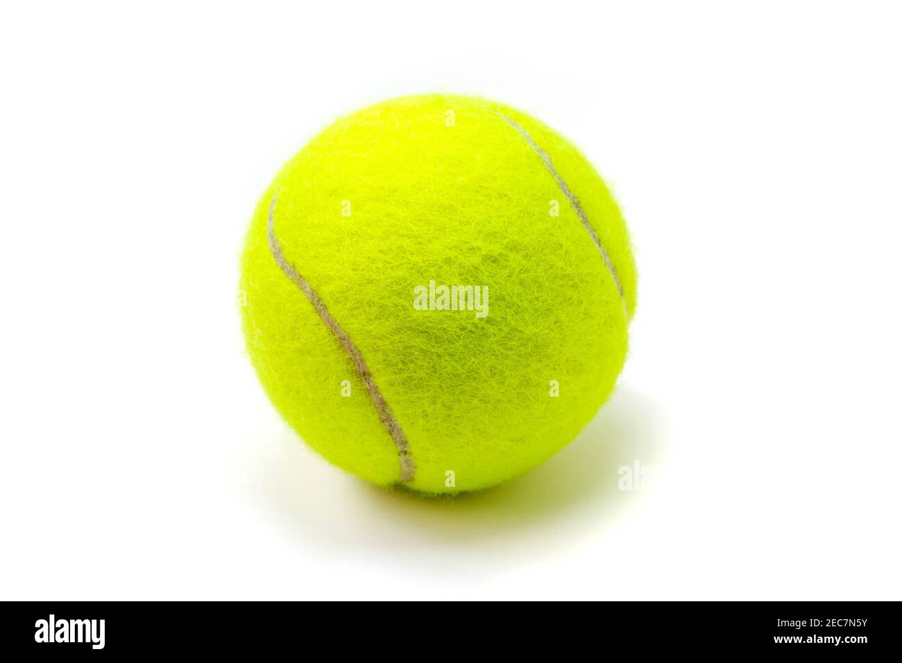 Balle de tennis jaune sur fond blanc. Ballon de tennis isolé. Boule jaune  moelleuse avec ligne courbe marron et petite ombre. Équipement de jeux de  tennis. Sport Photo Stock - Alamy