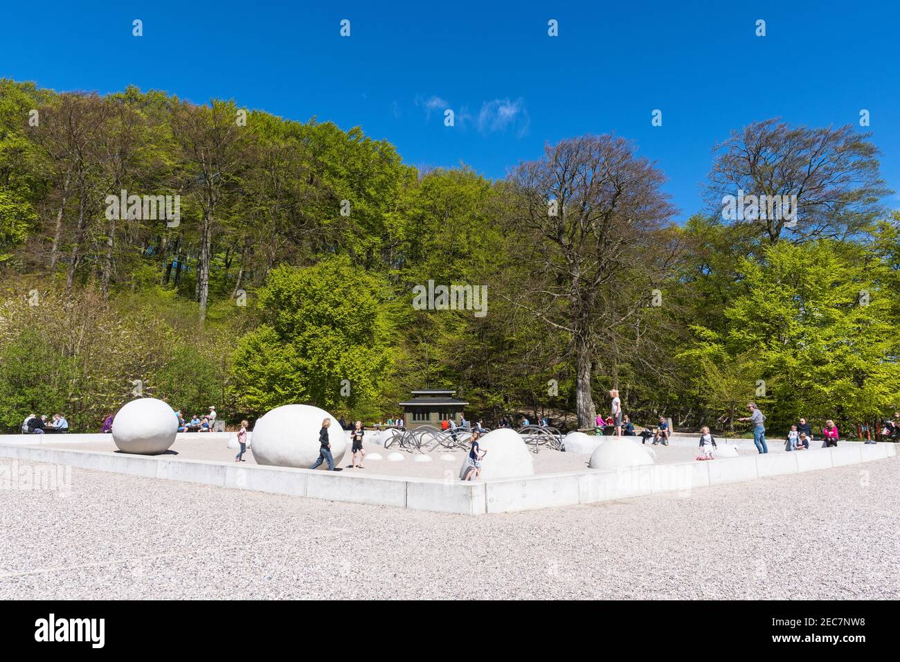 Mon Danemark - Mai 5. 2018: Les gens s'amusent lors d'une journée ensoleillée dans le parc des falaises de craie Mons Klint Banque D'Images