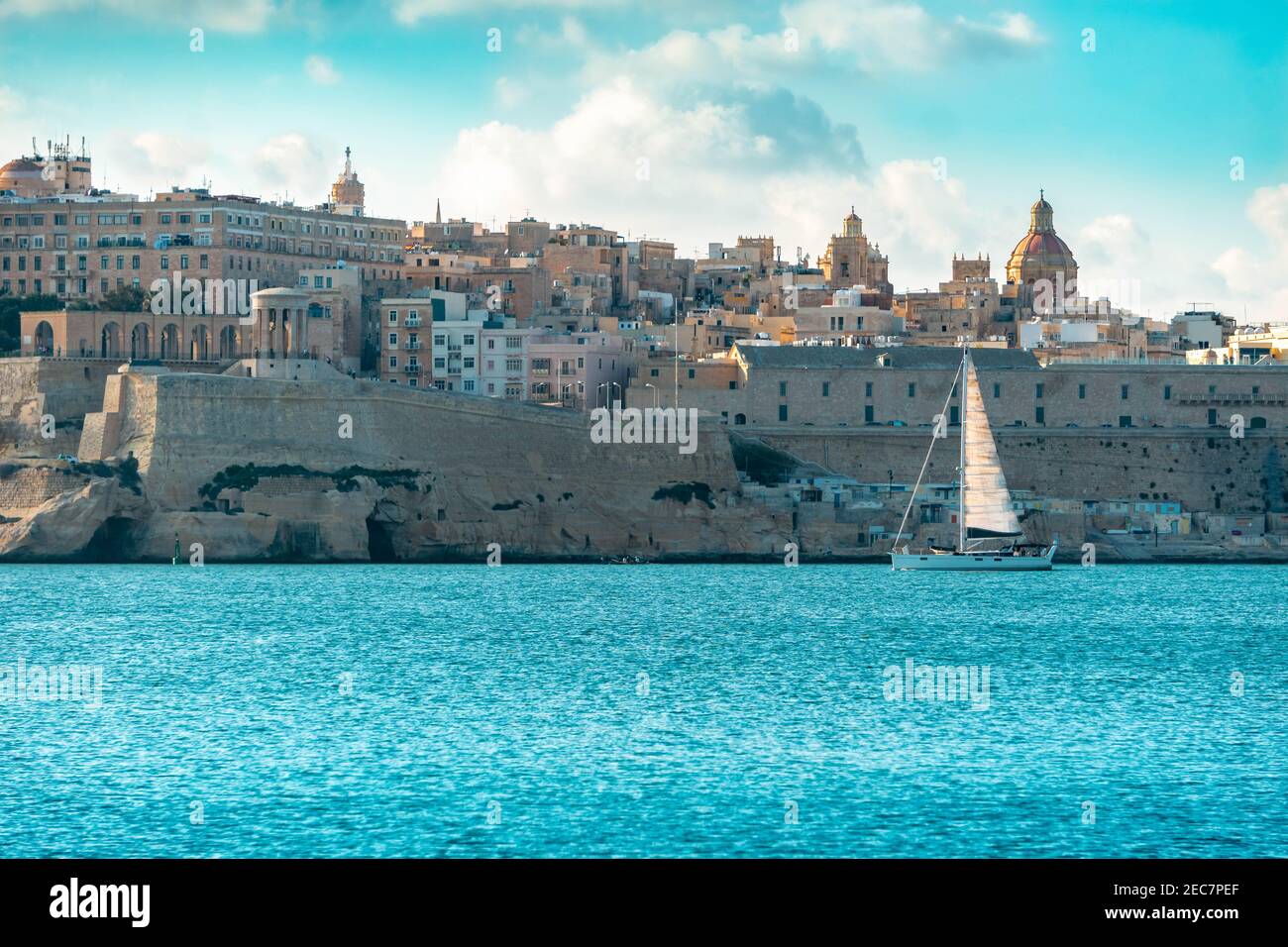 Paysage côtier de la Valette avec yacht dans la baie à la journée ensoleillée. La Valette, la capitale de Malte. Banque D'Images