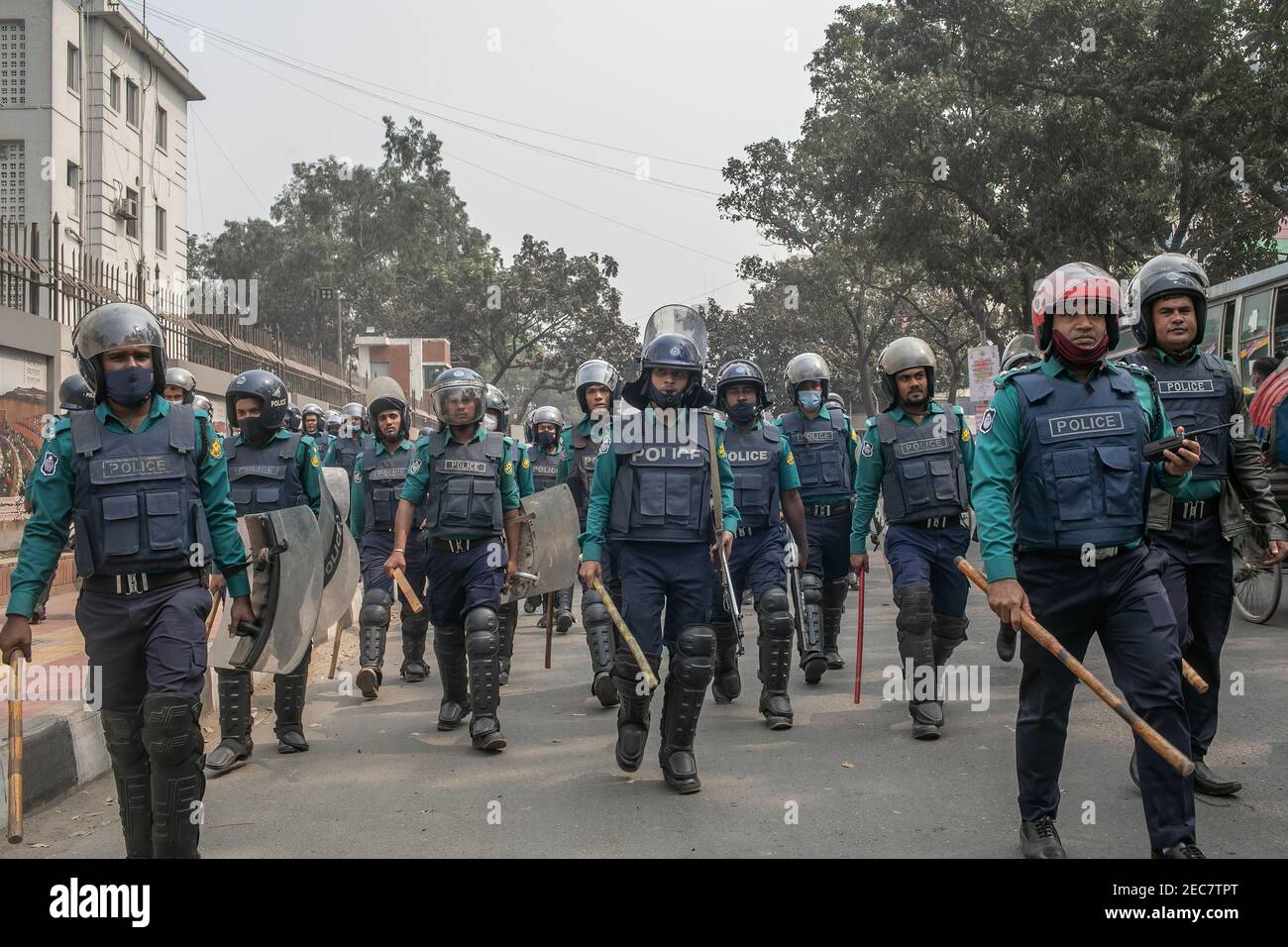 La police forme un rassemblement de protestation du Parti nationaliste du Bangladesh devant le Club national de la presse à Dhaka. La police a déjoué un rassemblement de protestation du Parti nationaliste bangladais organisé devant le Club national de la presse à Dhaka. La police a attaqué le rassemblement et a forcé les dirigeants et les activistes à quitter le site pendant que le membre du comité permanent du parti, Khandaker Mosharraf Hossain, s'occupait du programme, ont déclaré les organisateurs. BNP a organisé le rassemblement de protestation dans le cadre de son programme national de protestation contre l'initiative d'annuler le prix de galanterie du combattant de la liberté Ziaur Rahman, également le fondateur Banque D'Images