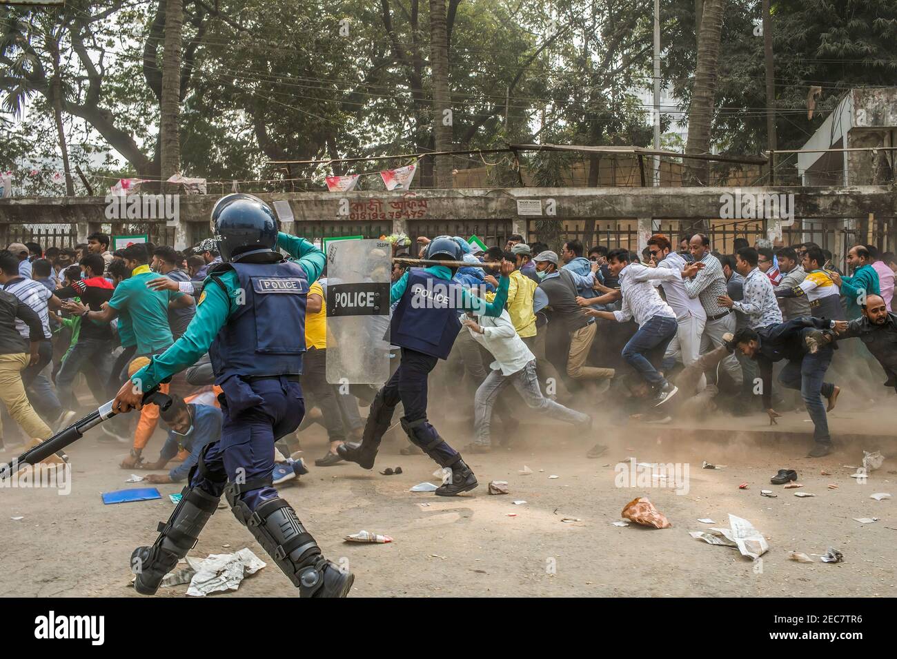 La police forme un rassemblement de protestation du Parti nationaliste du Bangladesh devant le Club national de la presse à Dhaka. La police a déjoué un rassemblement de protestation du Parti nationaliste bangladais organisé devant le Club national de la presse à Dhaka. La police a attaqué le rassemblement et a forcé les dirigeants et les activistes à quitter le site pendant que le membre du comité permanent du parti, Khandaker Mosharraf Hossain, s'occupait du programme, ont déclaré les organisateurs. BNP a organisé le rassemblement de protestation dans le cadre de son programme national de protestation contre l'initiative d'annuler le prix de galanterie du combattant de la liberté Ziaur Rahman, également le fondateur Banque D'Images