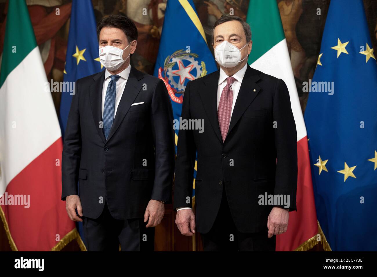 (210213) -- ROME, 13 février 2021 (Xinhua) -- le Premier ministre italien sortant Giuseppe Conte (L) et le nouveau Premier ministre Mario Draghi assistent à une cérémonie de passation de pouvoir au Palazzo Chigi à Rome, Italie, le 13 février 2021. Le gouvernement italien formé par le nouveau Premier ministre Mario Draghi, qui était également l'ancien chef de la Banque centrale européenne (BCE), a officiellement prêté serment samedi. (Pool via Xinhua) Credit: Xinhua/Alamy Live News Banque D'Images