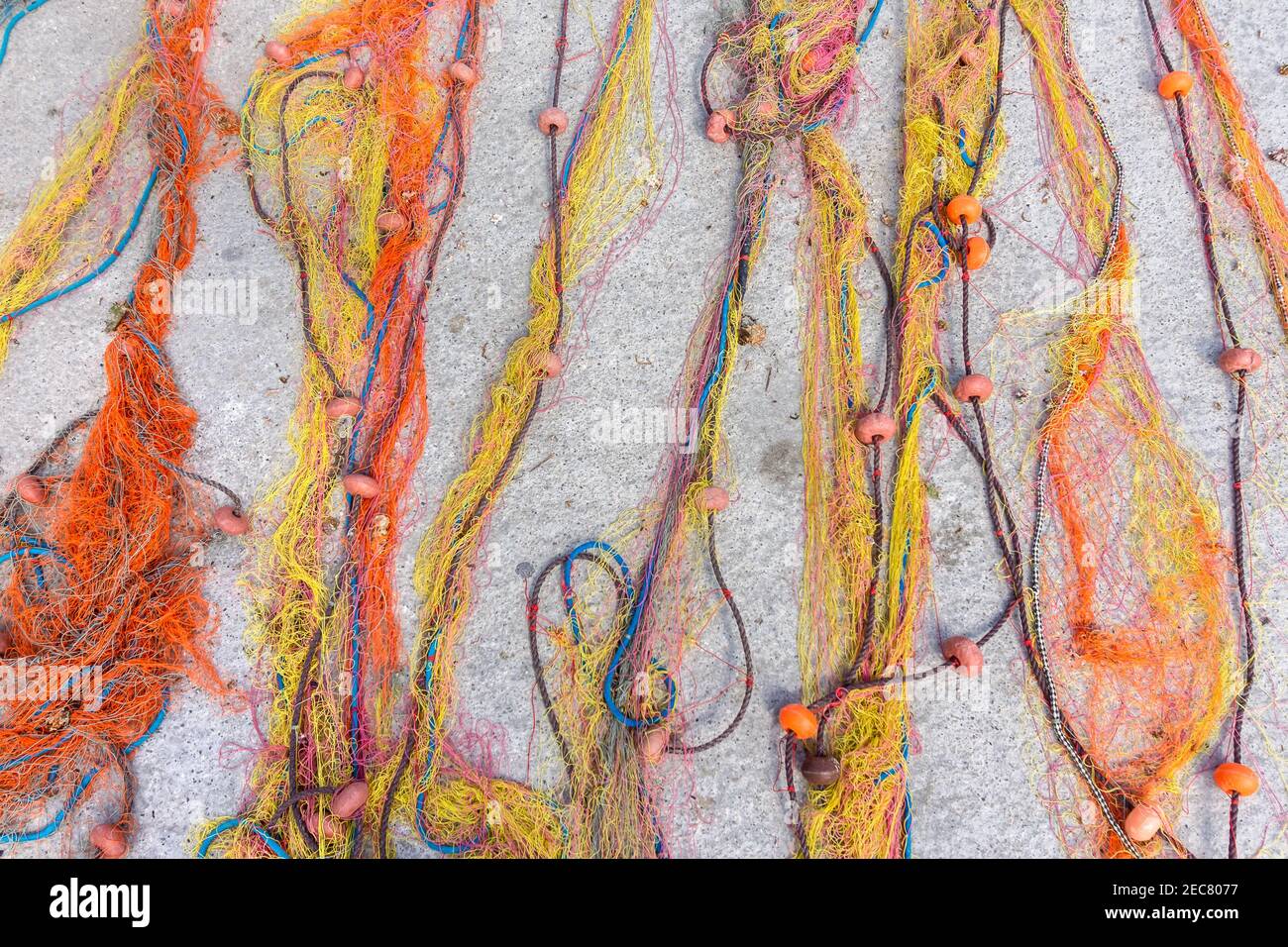 Toile de fond de texture filets de pêcheur. Filets de pêche colorés sur la jetée. Toile de fond de filets de pêche de séchage. Filets de pêche traditionnels de pêcheurs maltais. Plat la Banque D'Images