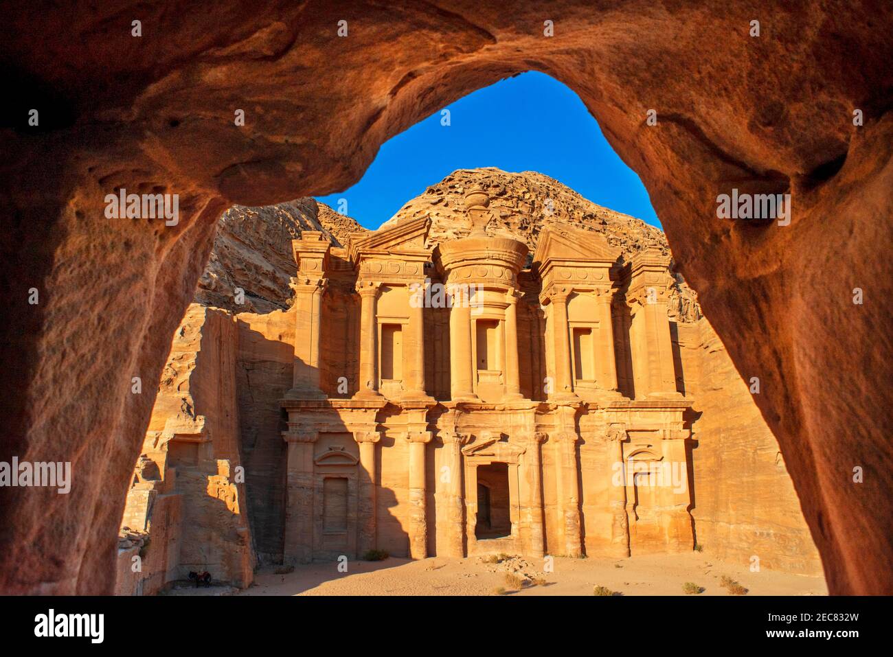 Vue sur le monastère ou ad-Deir sculpté dans la roche, à Petra, en Jordanie. Le monastère de Pétra est le plus grand des magnifiques tombes sculptées Banque D'Images