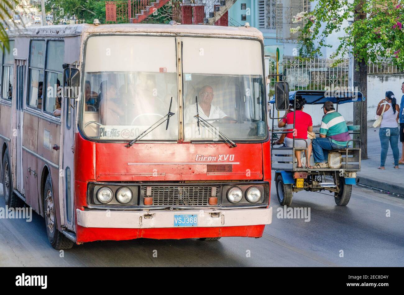 Moyens de transport à Cuba: Vieux bus, après que le gouvernement communiste  a mis en œuvre des changements économiques, beaucoup sont allés dans le  domaine des transports en utilisant o Photo Stock -