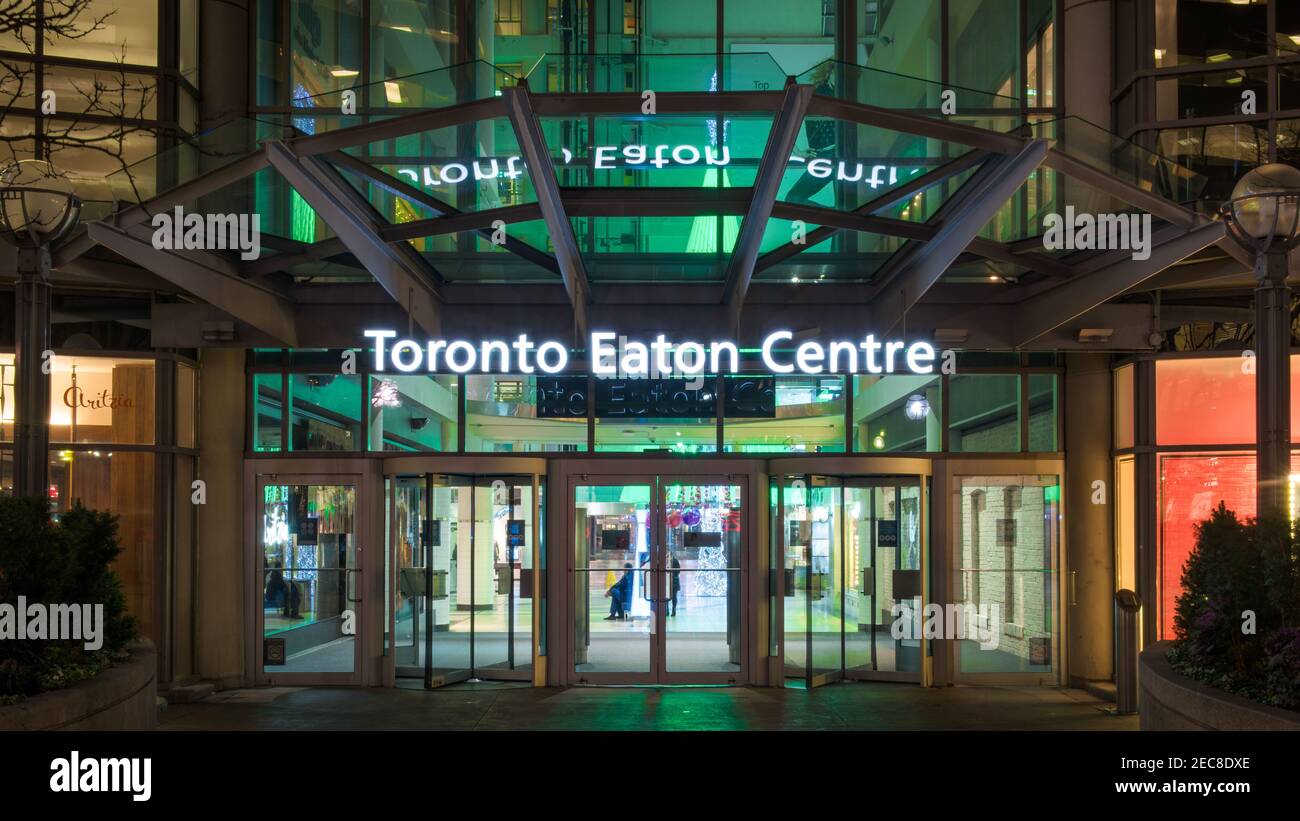 Entrée du Centre Eaton de Toronto la nuit, Canada Banque D'Images