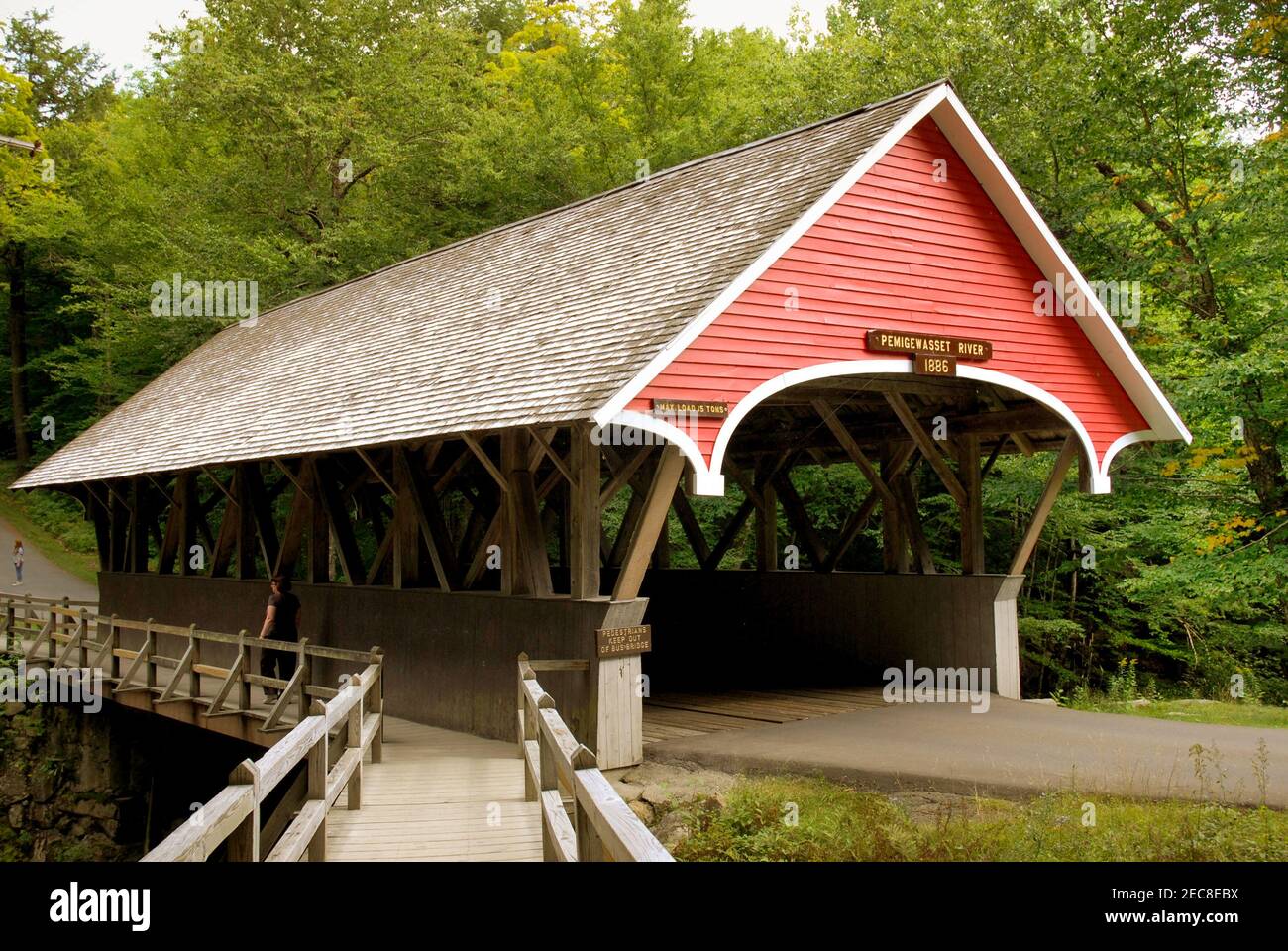 Ancien pont couvert en bois au-dessus de la rivière Pegeweget dans le New Hampshire, aux États-Unis Banque D'Images