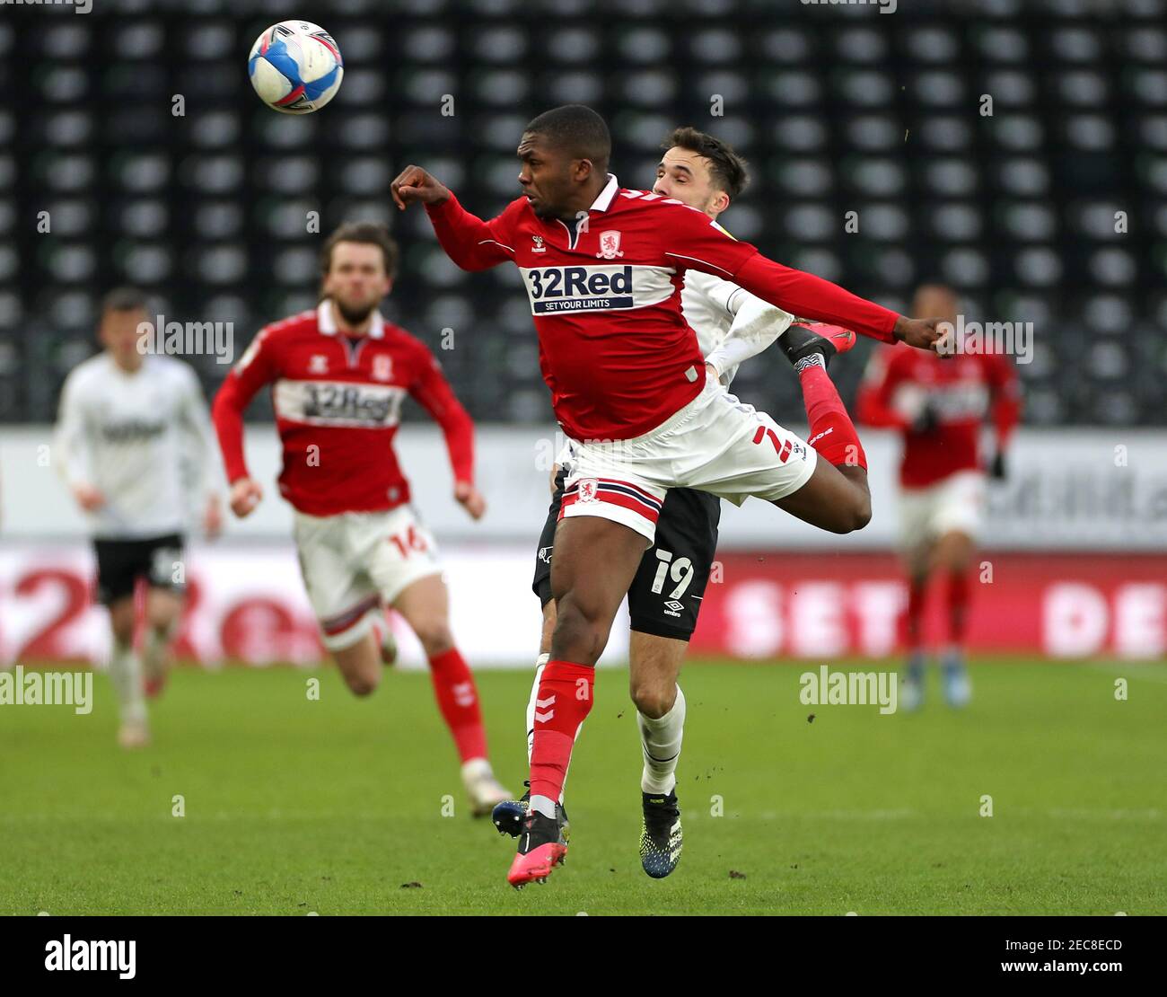 Anfernee Dijksteel de Middlesbrough et Lee Gregory du comté de Derby se battent pour le ballon lors du match de championnat Sky Bet au Pride Park Stadium, Derby. Date de la photo: Samedi 13 février 2021. Banque D'Images