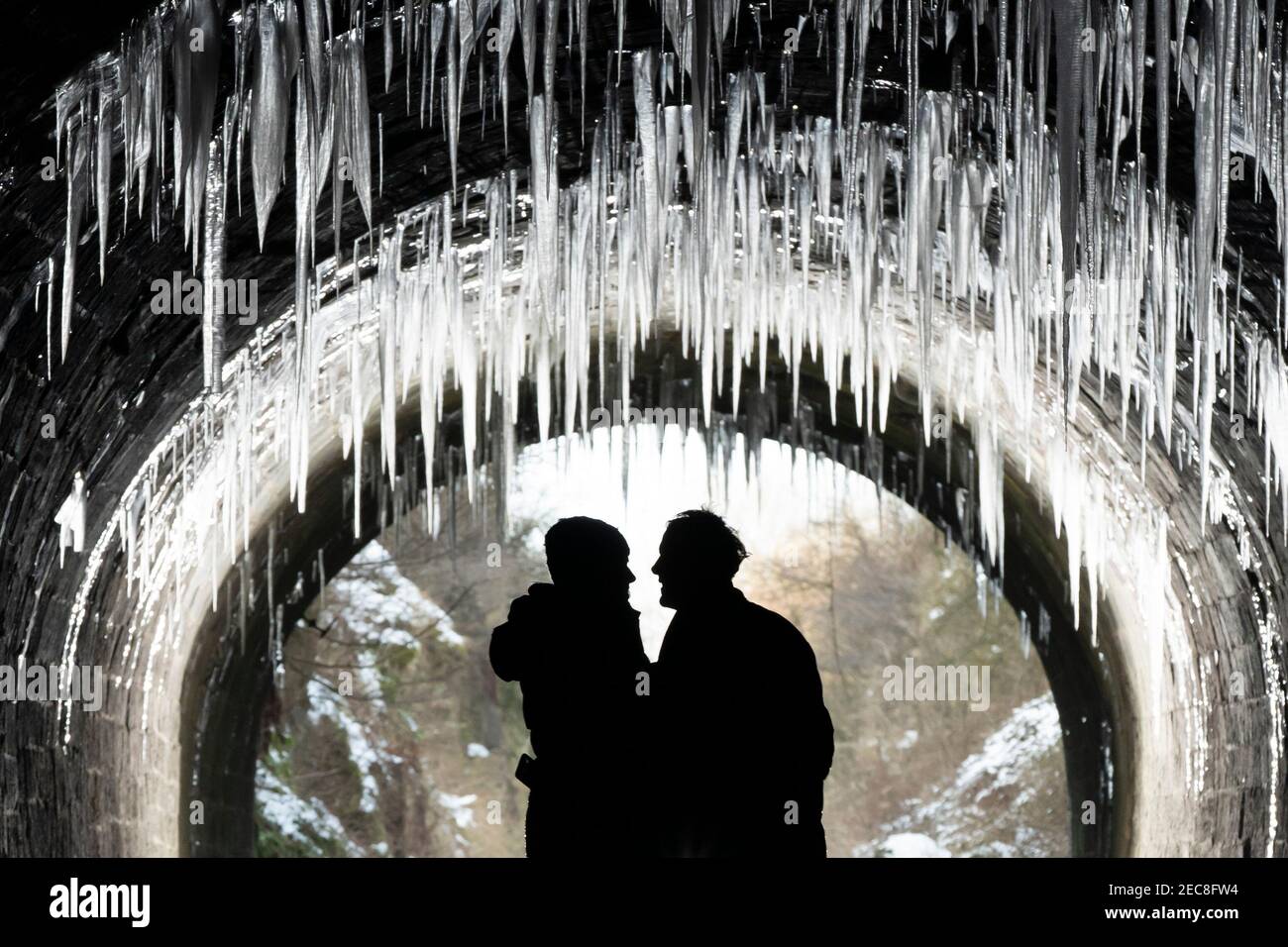 Derbyshire, Royaume-Uni, 13 février 2021. Des centaines de glaces géantes pendent dans le tunnel de Hopton, dans le Derbyshire, après une longue période de temps froid, Peak Destrict, Royaume-Uni. Crédit : Jon Super/Alay Live News. Banque D'Images