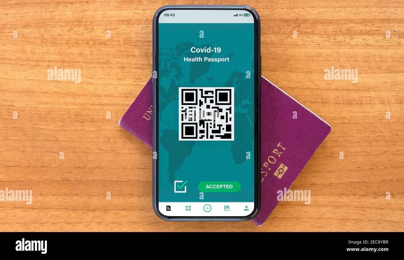 Flat Lay, vue de dessus d'un passeport et d'un smartphone avec une illustration numérique d'un concept Covid-19 Health Passport. Banque D'Images