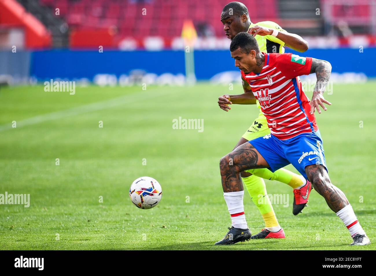 Le joueur de Grenade CF Robert Kenedy et le joueur de C. Atlético de Madrid Geoffrey Kondogbia sont vus en action pendant le match de la Liga Santander entre Grenade CF et C.Atlético de Madrid au stade Nuevo Los Carmenes de Grenade.(Score final: Grenade CF 1: 2 C.Atlético de Madrid) Banque D'Images