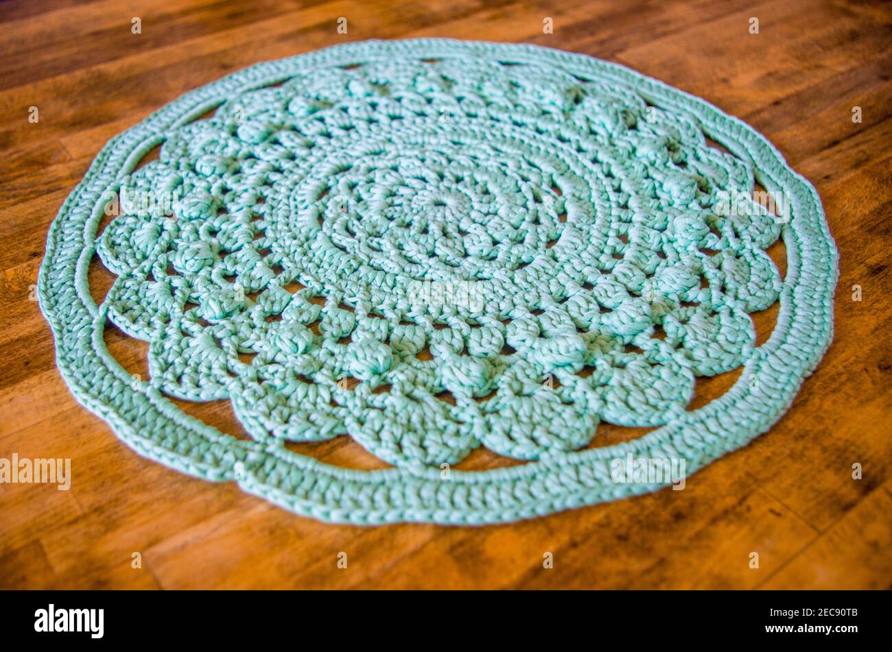 tricot, magnifique pièce maîtresse avec dessous de verre vert clair Banque D'Images tricot, magnifique pièce maîtresse avec dessous de verre vert clair Banque D'Images