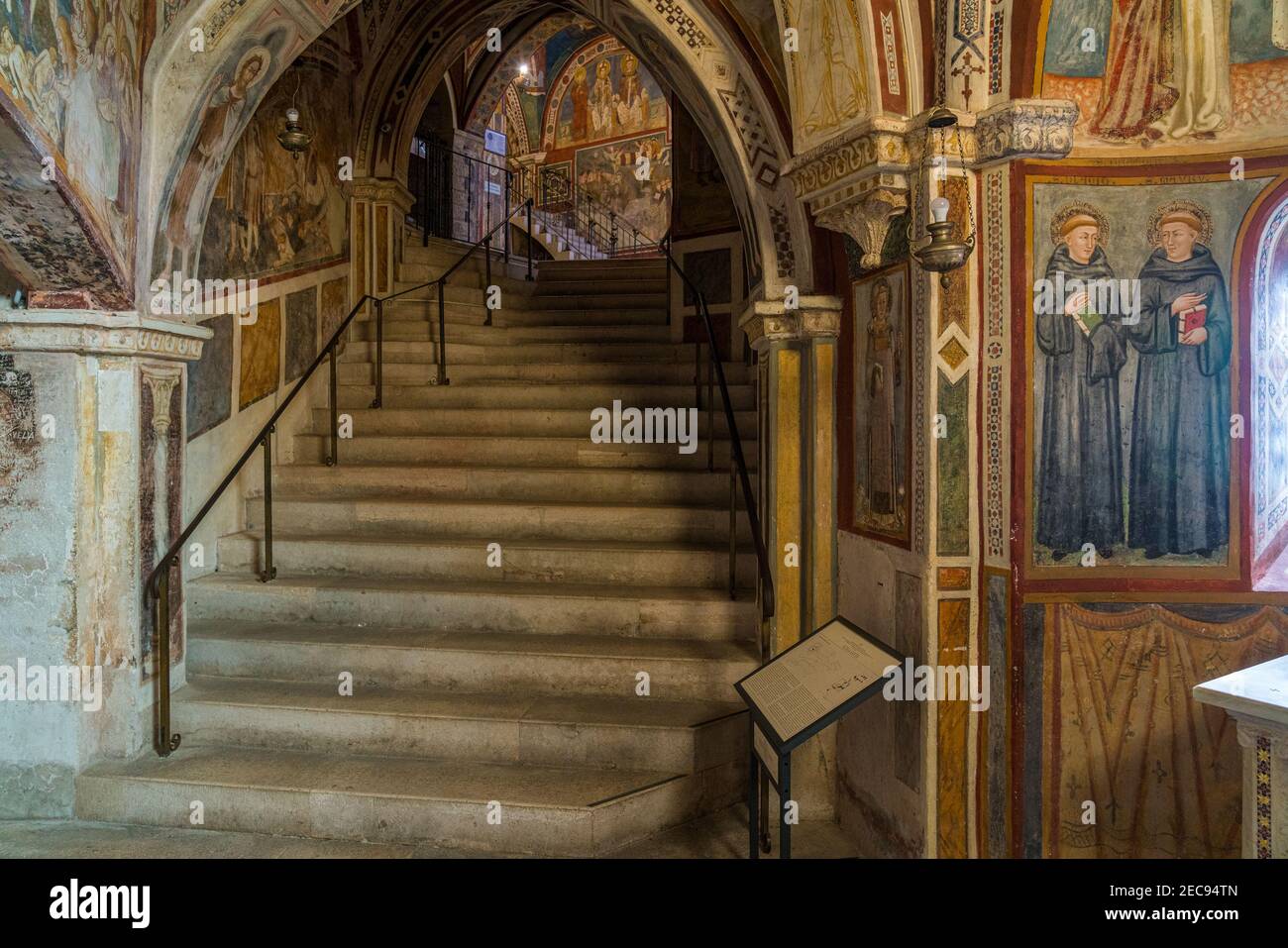 Les magnifiques fresques à l'intérieur du monastère de la grotte Sacrée (Sacro Speco) de Saint Benoît à Subiaco, province de Rome, Latium, Italie. Banque D'Images