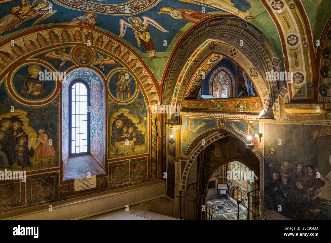 Les magnifiques fresques à l'intérieur du monastère de la grotte Sacrée (Sacro Speco) de Saint Benoît à Subiaco, province de Rome, Latium, Italie. Banque D'Images