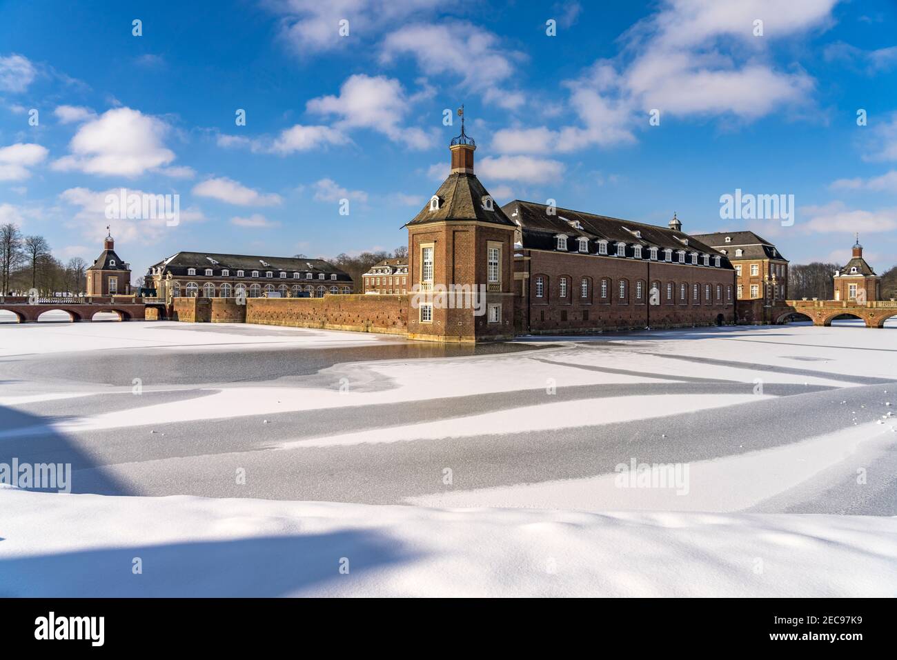 DAS verschneite Schloss Nordkirchen im Winter, Nordkirchen, Münsterland, Nordrhein-Westfalen, Deutschland, Europa | Snowy Nordkirchen Castle in Win Banque D'Images