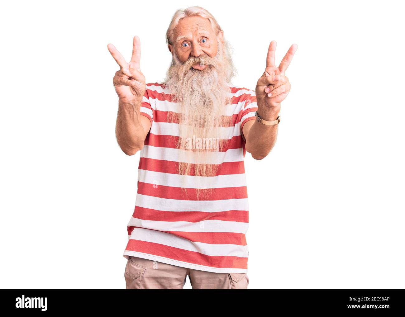  Vieux  homme g  avec  cheveux  gris  et longue barbe portant 