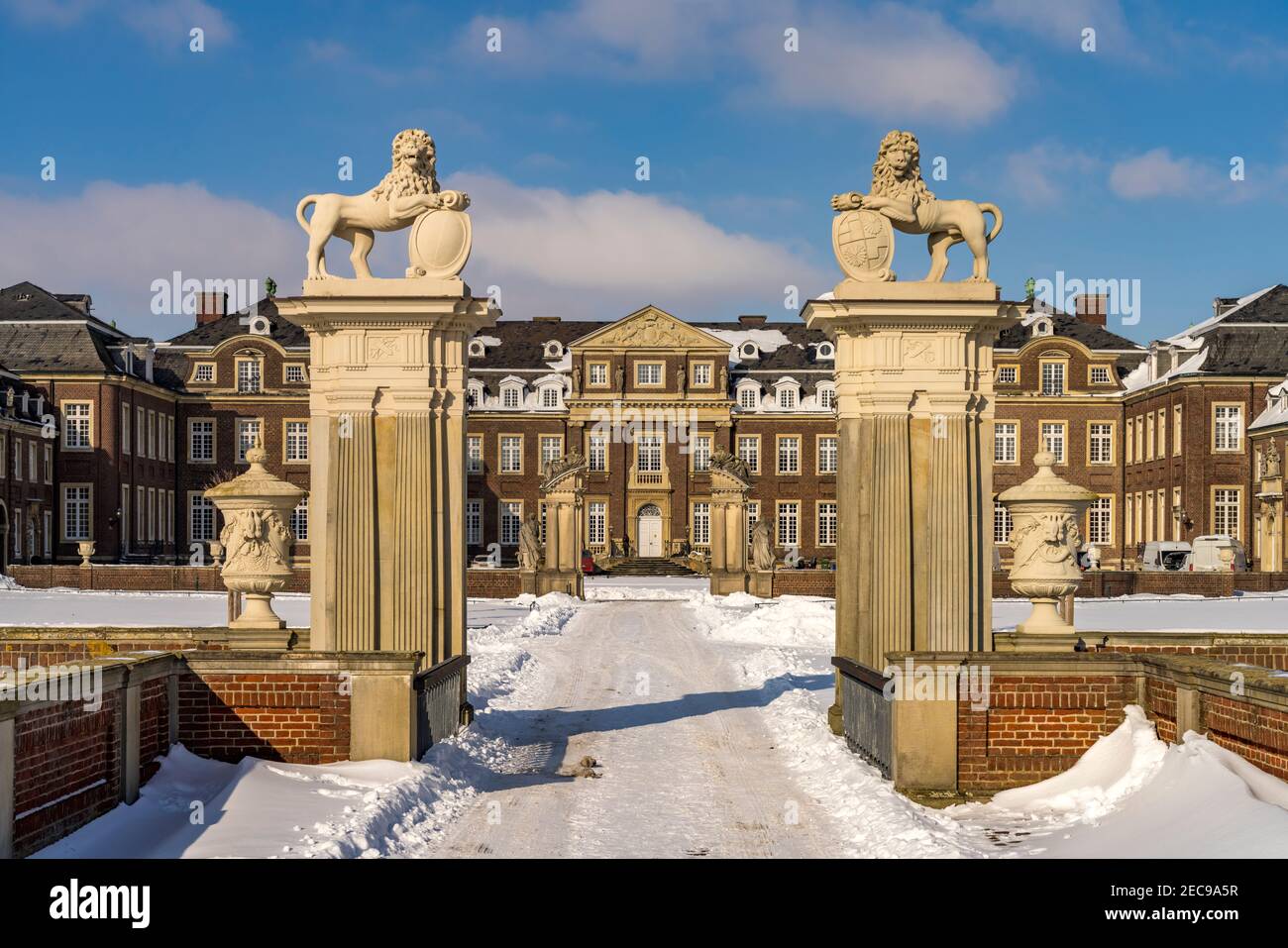 Portal zum verschneiten Schloss Nordkirchen im Winter, Nordkirchen, Münsterland, Nordrhein-Westfalen, Deutschland, Europa | Snowy Nordkirchen Castl Banque D'Images