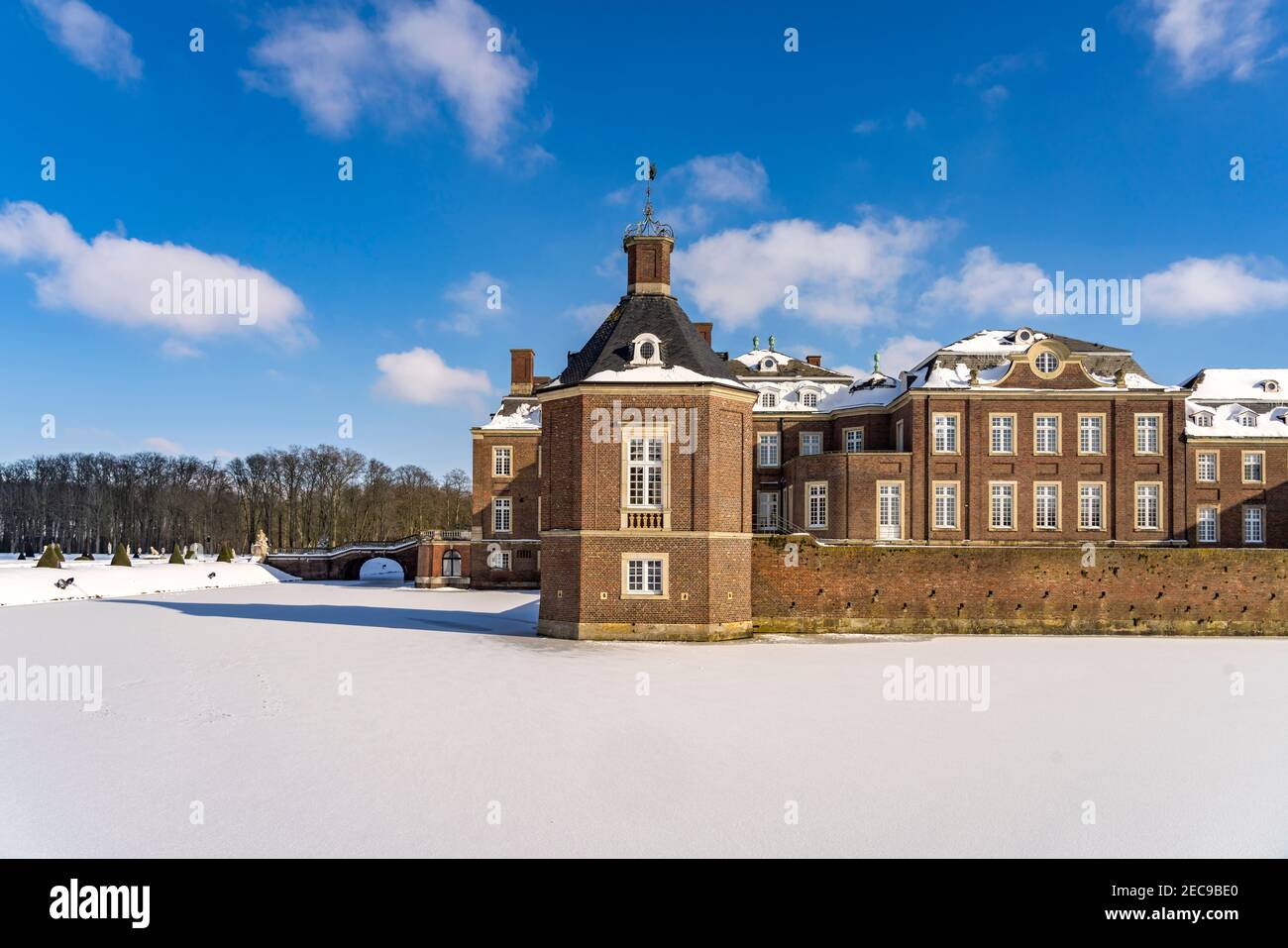 DAS verschneite Schloss Nordkirchen im Winter, Nordkirchen, Münsterland, Nordrhein-Westfalen, Deutschland, Europa | Snowy Nordkirchen Castle in Win Banque D'Images