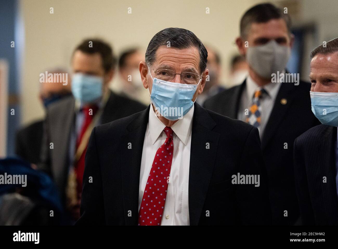 Le sénateur John Barrasso, R-WY, marche sur Capitol Hill à Washington, le samedi 13 février 2021, avant le cinquième jour du deuxième procès de destitution de l'ancien président Donald Trump.Credit: Graeme Jennings - Pool via CNP | usage dans le monde entier Banque D'Images