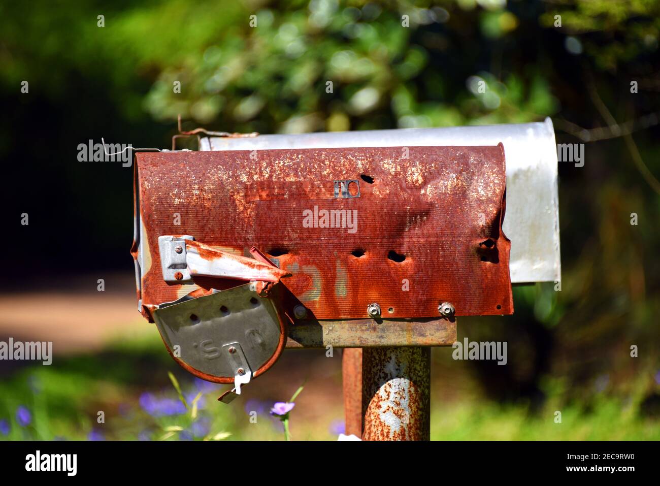 Boîte aux lettres abandonnée Banque de photographies et d’images à ...