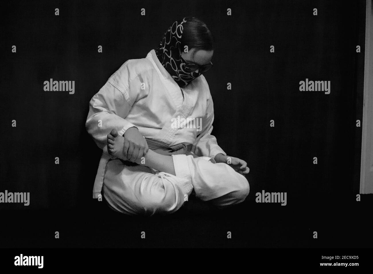 Cette action photo est de ma fille dans sa classe de karaté. Le karaté est un art martial qui met l'accent sur l'auto-discipline et d'aptitude. Banque D'Images