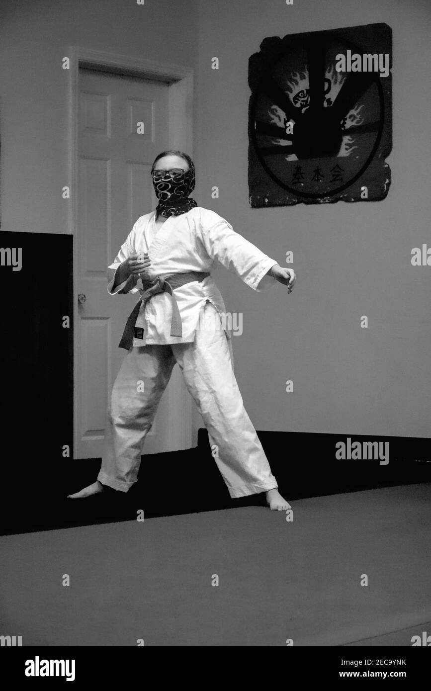 Cette action photo est de ma fille dans sa classe de karaté. Le karaté est un art martial qui met l'accent sur l'auto-discipline et d'aptitude. Banque D'Images