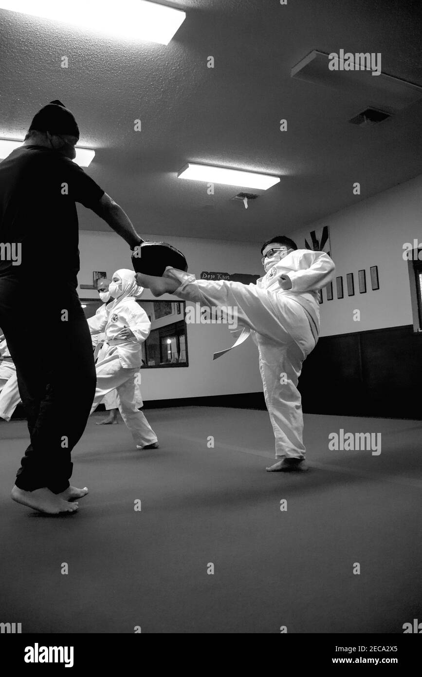 Cette photo d'action est de mon fils et de ses camarades de classe dans une classe de karaté. Karate est un sport physiquement et mentalement stimulant qui renforce l'agilité. Banque D'Images