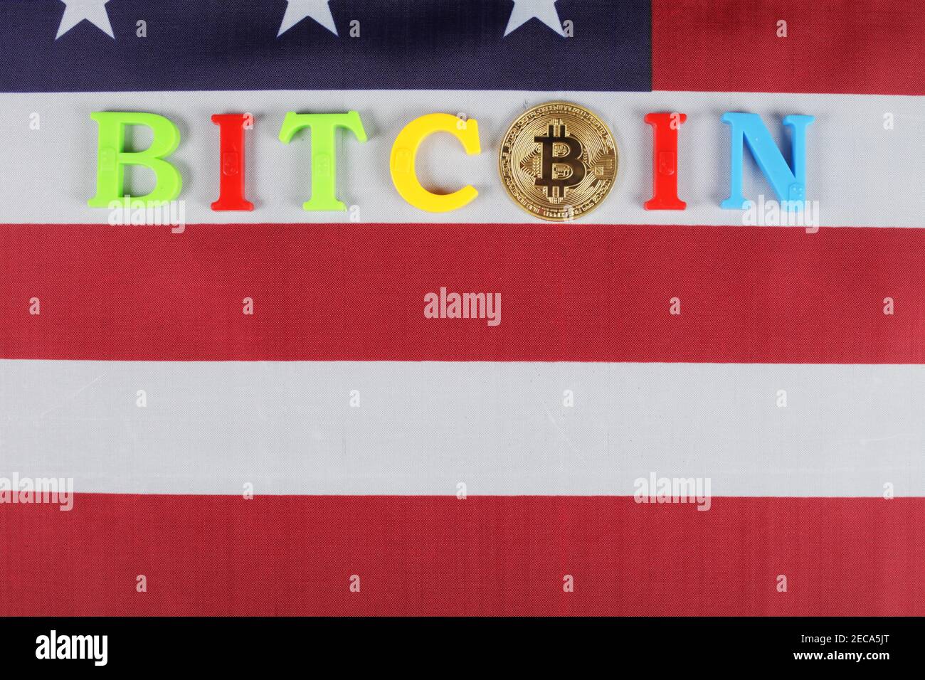 Golden bitcoin, inscription bitcoin sur le drapeau des Etats-Unis, place pour votre texte, sélectif focus, top wiev Banque D'Images