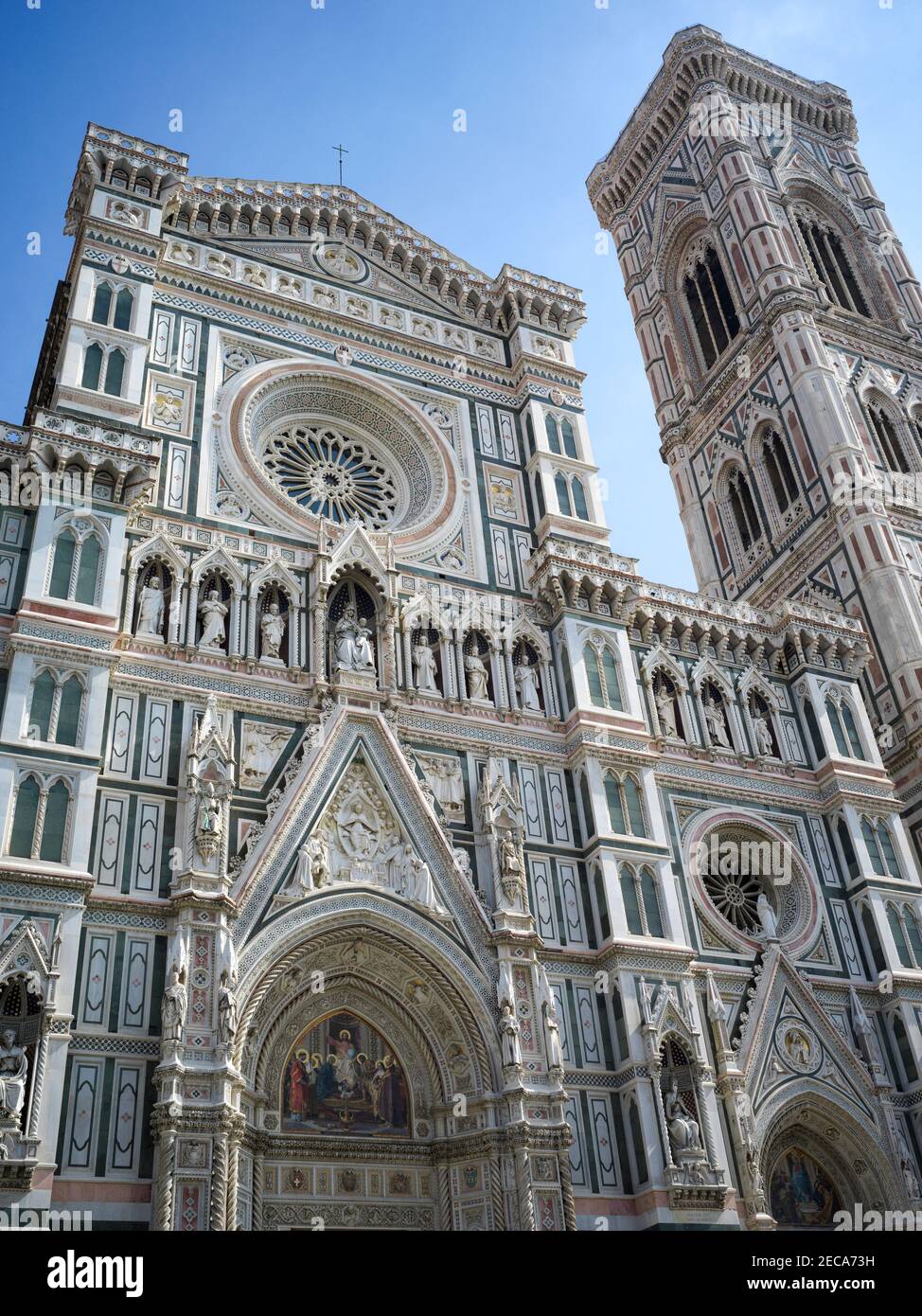 Cathédrale de Florence dédiée à Santa Maria del Fiore avec Clocher de Giotto également visible Banque D'Images