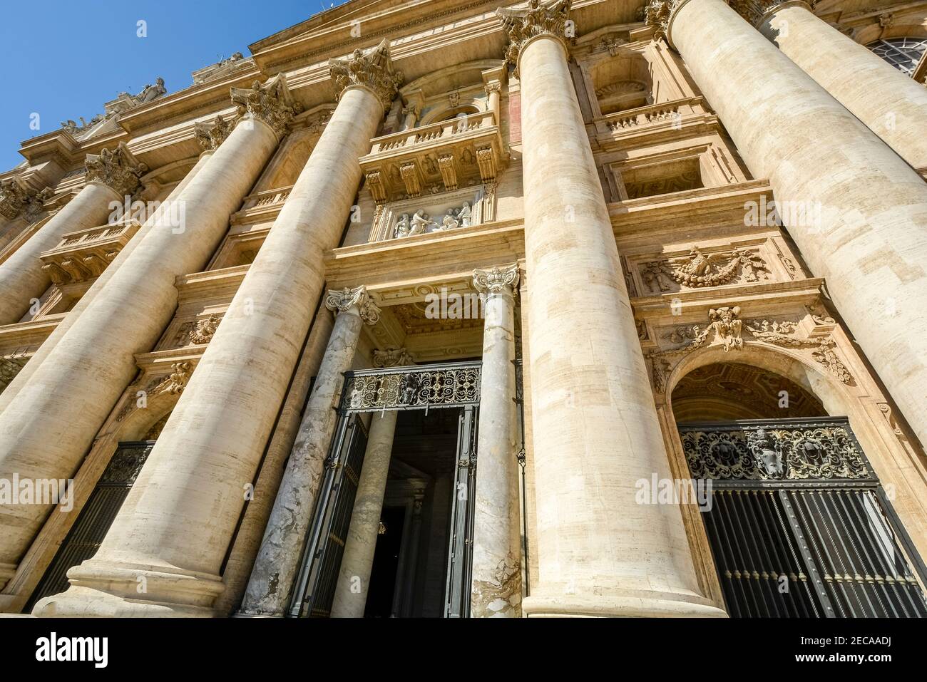 L'entrée principale ou porte portique de la basilique Saint-Pierre dans la Cité du Vatican, à l'intérieur de Rome, en Italie. Banque D'Images