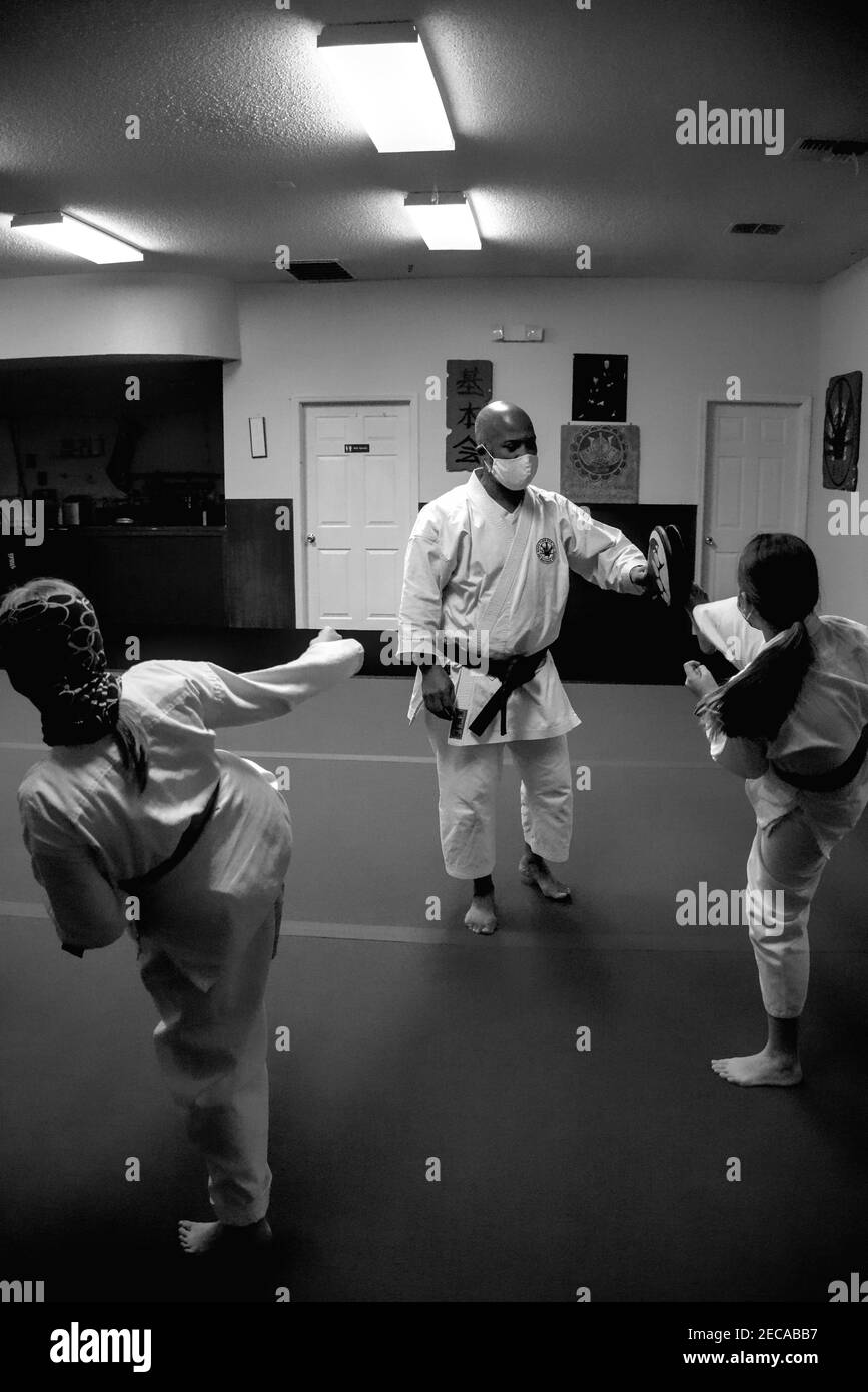 Cette photo d'action est de mon fils et de ses camarades de classe dans une classe de karaté. Karate est un sport physiquement et mentalement stimulant qui renforce l'agilité. Banque D'Images