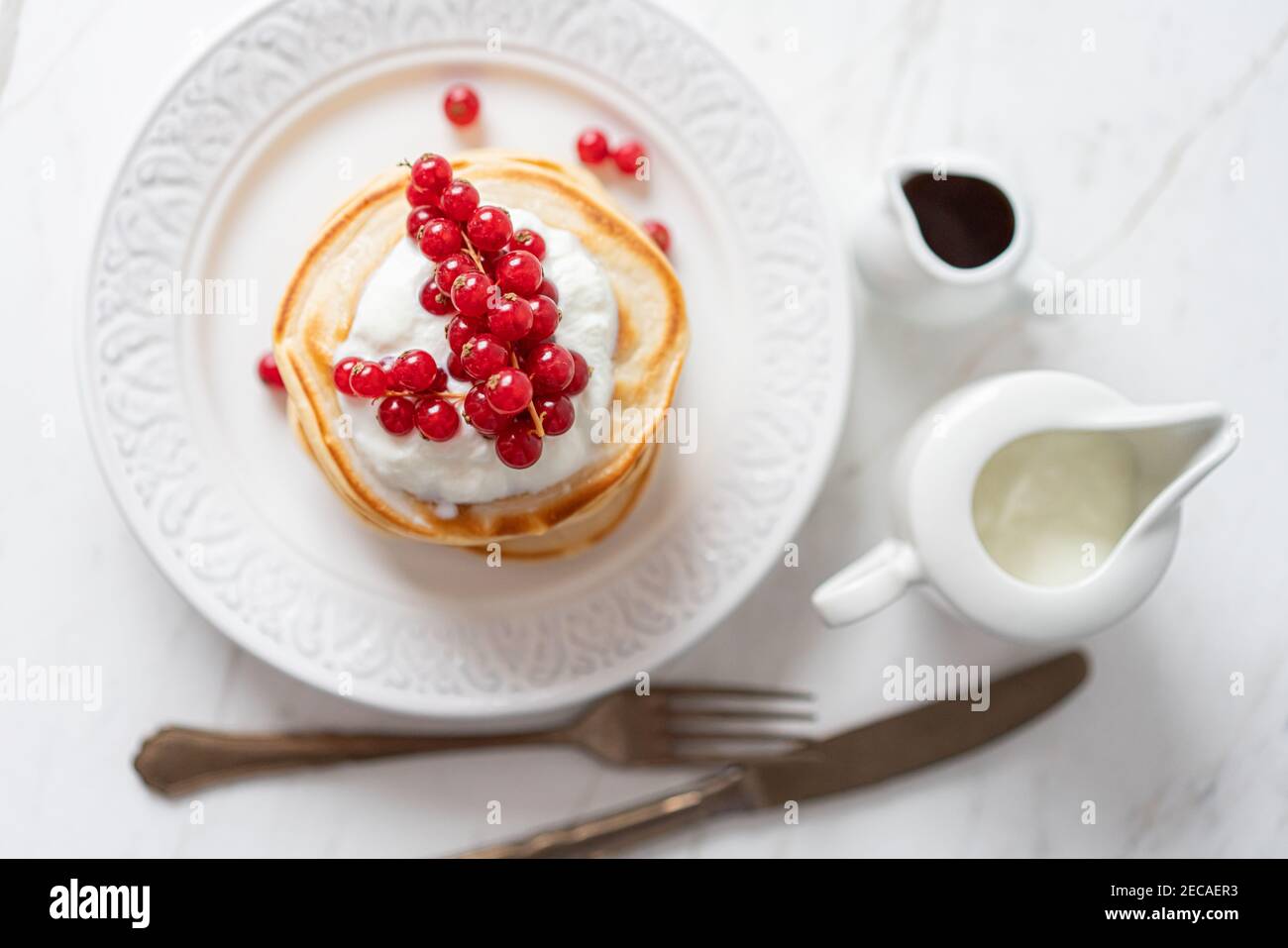 Crêpes à la cacahuète américaine aux canneberges, sirop d'érable et yaourt, plat du matin Banque D'Images