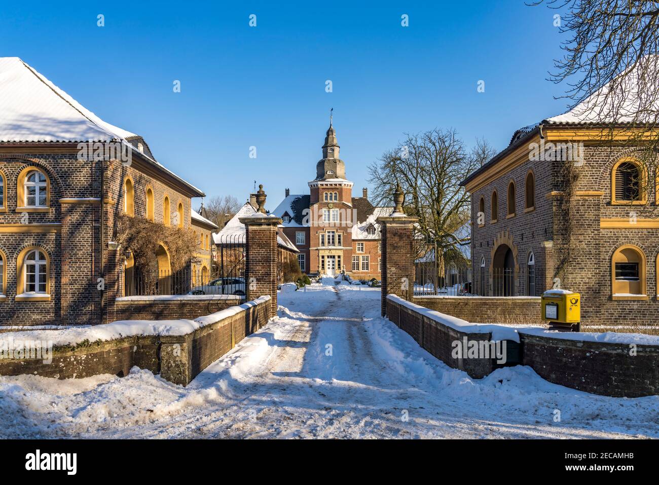 DAS verschneite Schloss Sandfort im Winter, Olfen, Münsterland, Nordrhein-Westfalen, Deutschland, Europa | Snowy Sandfort Castle in Winter, Olfen, Banque D'Images
