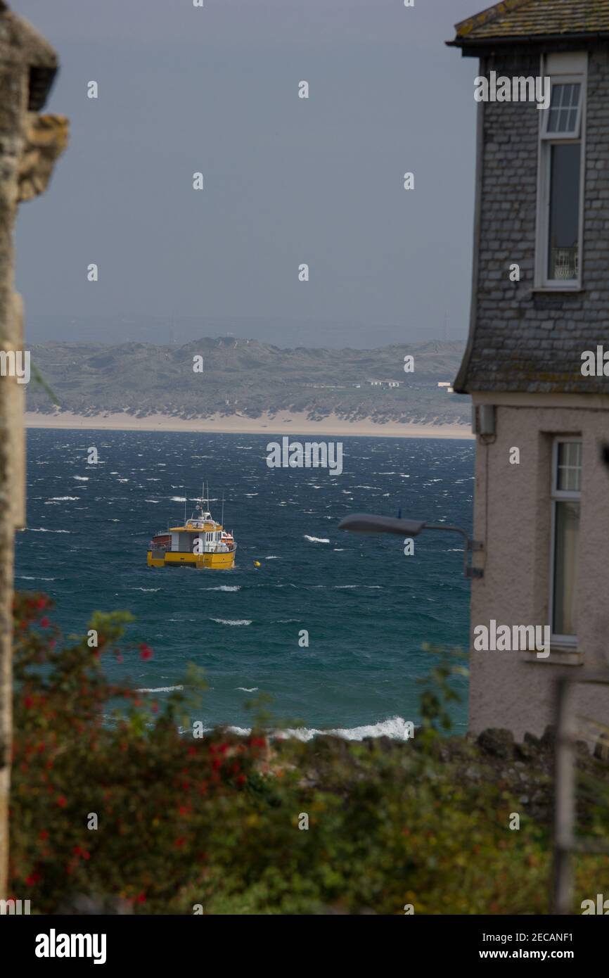 Une vue de St Ives Cornwall sur une mer terne à Gwithian plage au loin. Banque D'Images